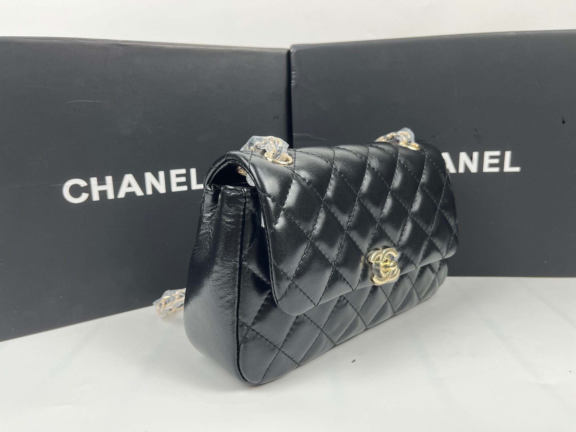 P200🌸独家出货啦🚩🚩🚩OHANEL 春夏新品🆕25S口盖手機包，因爲是梯型、開口小如要放pro max要把開口2側拉開！最新菱格走线的一款经典CF❤️‍🔥❤️‍🔥随心所欲的经典简约复古风，第一眼就让人着迷的高级中古韵味十足．饱满的菱格型元素增加灵动，完全被美到啦🖤🖤🉑单肩🉑斜挎。提前颁奖开年最爱噜🤩🤩
尺寸： 14 X 22.5 X 5.8 cm
款号:    1030大号