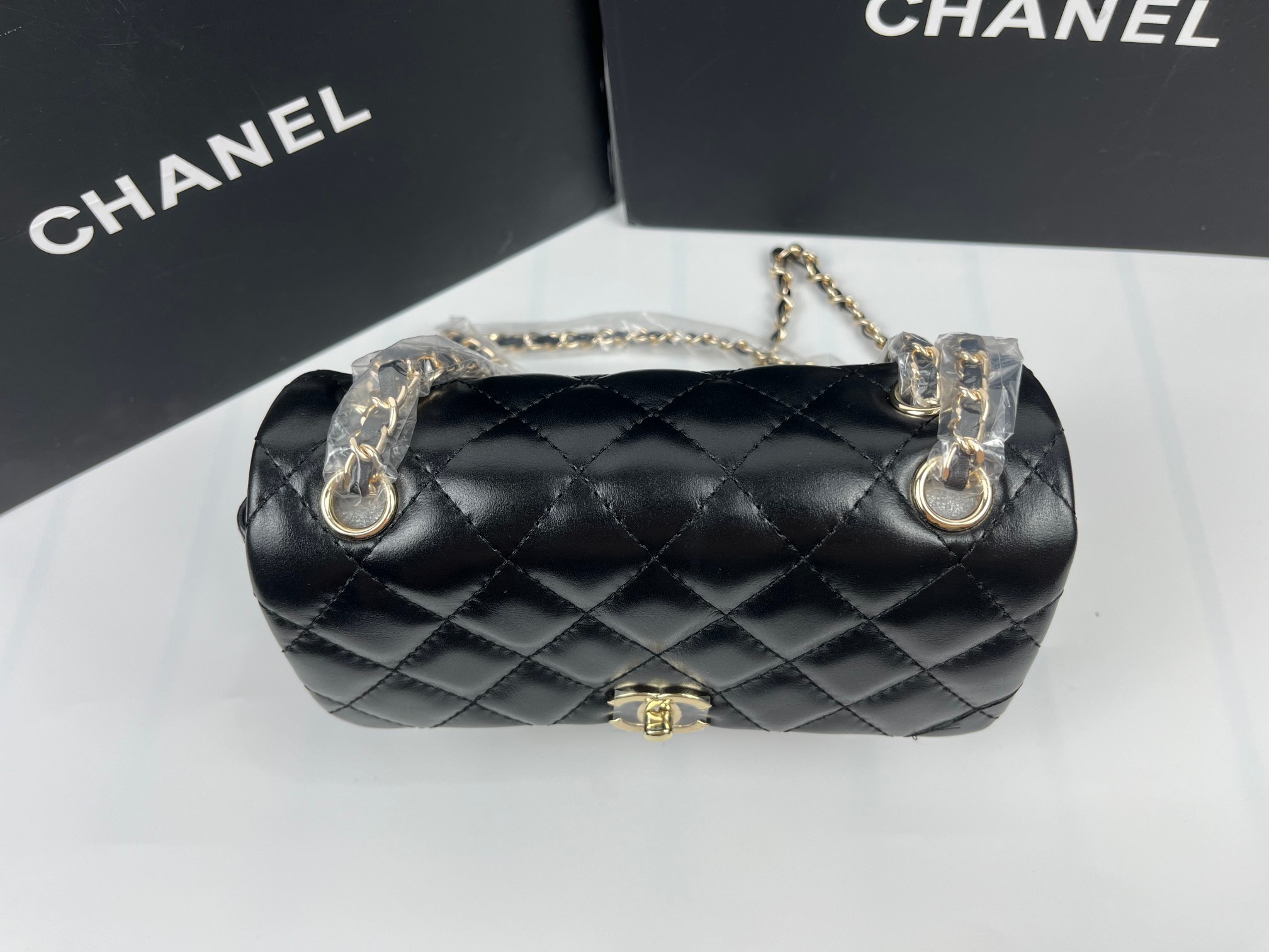 P200🌸独家出货啦🚩🚩🚩OHANEL 春夏新品🆕25S口盖手機包，因爲是梯型、開口小如要放pro max要把開口2側拉開！最新菱格走线的一款经典CF❤️‍🔥❤️‍🔥随心所欲的经典简约复古风，第一眼就让人着迷的高级中古韵味十足．饱满的菱格型元素增加灵动，完全被美到啦🖤🖤🉑单肩🉑斜挎。提前颁奖开年最爱噜🤩🤩
尺寸： 14 X 22.5 X 5.8 cm
款号:    1030大号