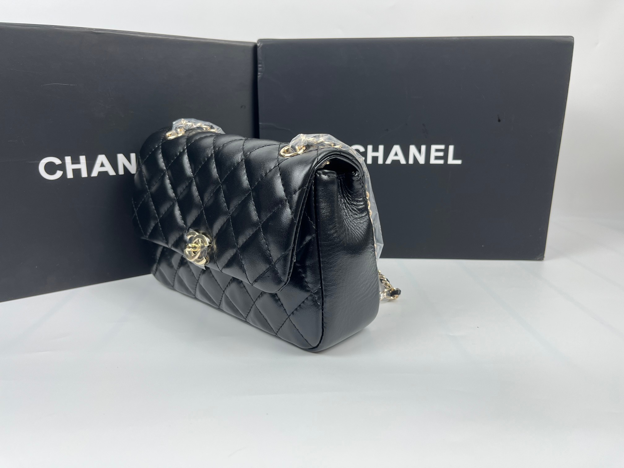 P200🌸独家出货啦🚩🚩🚩OHANEL 春夏新品🆕25S口盖手機包，因爲是梯型、開口小如要放pro max要把開口2側拉開！最新菱格走线的一款经典CF❤️‍🔥❤️‍🔥随心所欲的经典简约复古风，第一眼就让人着迷的高级中古韵味十足．饱满的菱格型元素增加灵动，完全被美到啦🖤🖤🉑单肩🉑斜挎。提前颁奖开年最爱噜🤩🤩
尺寸： 14 X 22.5 X 5.8 cm
款号:    1030大号