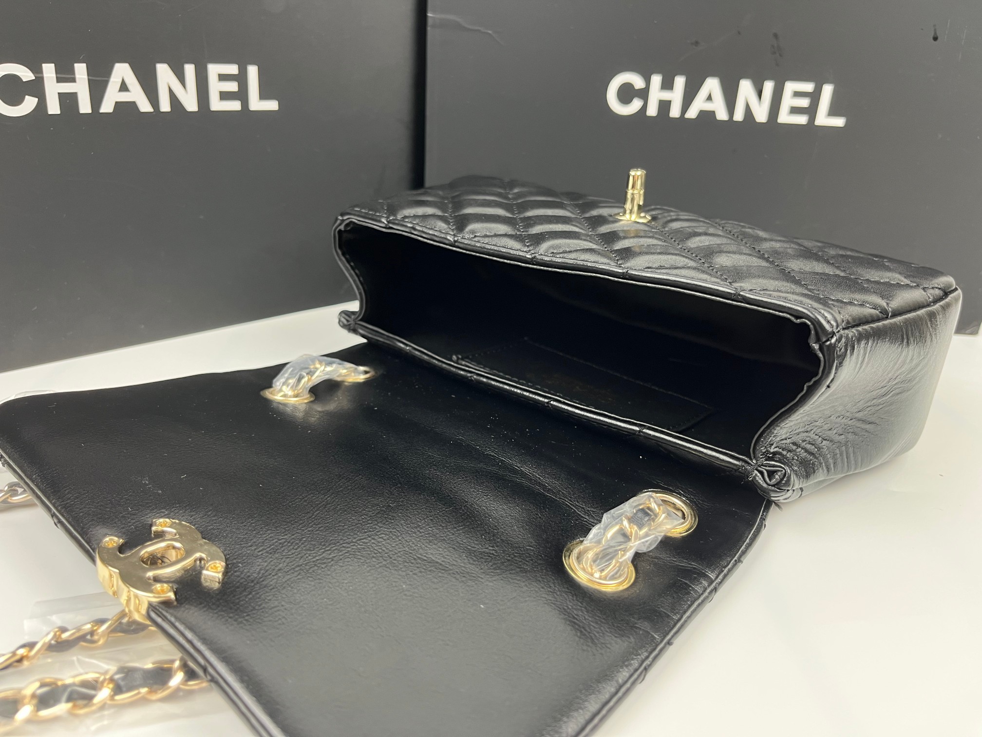 P200🌸独家出货啦🚩🚩🚩OHANEL 春夏新品🆕25S口盖手機包，因爲是梯型、開口小如要放pro max要把開口2側拉開！最新菱格走线的一款经典CF❤️‍🔥❤️‍🔥随心所欲的经典简约复古风，第一眼就让人着迷的高级中古韵味十足．饱满的菱格型元素增加灵动，完全被美到啦🖤🖤🉑单肩🉑斜挎。提前颁奖开年最爱噜🤩🤩
尺寸： 14 X 22.5 X 5.8 cm
款号:    1030大号