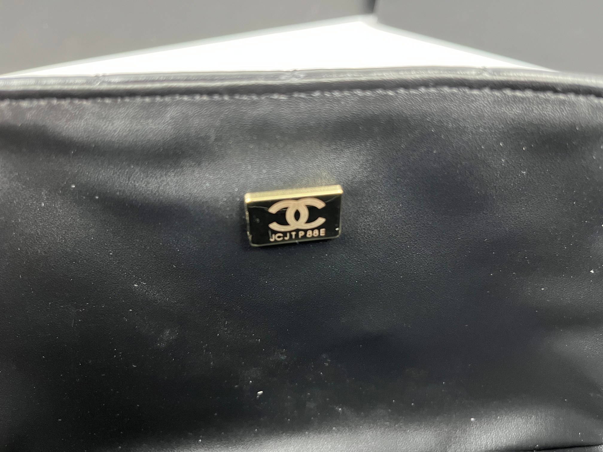 P200🌸独家出货啦🚩🚩🚩OHANEL 春夏新品🆕25S口盖手機包，因爲是梯型、開口小如要放pro max要把開口2側拉開！最新菱格走线的一款经典CF❤️‍🔥❤️‍🔥随心所欲的经典简约复古风，第一眼就让人着迷的高级中古韵味十足．饱满的菱格型元素增加灵动，完全被美到啦🖤🖤🉑单肩🉑斜挎。提前颁奖开年最爱噜🤩🤩
尺寸： 14 X 22.5 X 5.8 cm
款号:    1030大号