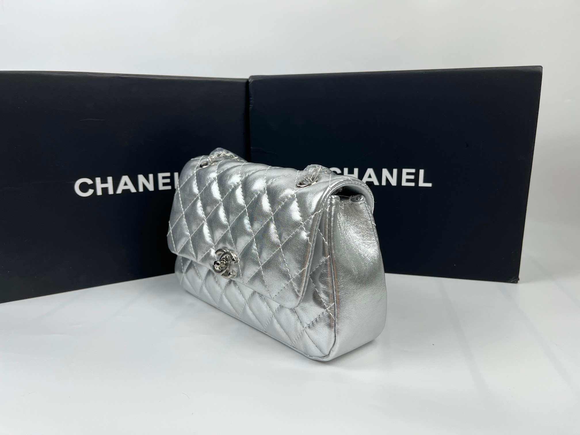 P200🌸独家出货啦🚩🚩🚩OHANEL 春夏新品🆕25S口盖手機包，因爲是梯型、開口小如要放pro max要把開口2側拉開！最新菱格走线的一款经典CF❤️‍🔥❤️‍🔥随心所欲的经典简约复古风，第一眼就让人着迷的高级中古韵味十足．饱满的菱格型元素增加灵动，完全被美到啦🖤🖤🉑单肩🉑斜挎。提前颁奖开年最爱噜🤩🤩
尺寸： 14 X 22.5 X 5.8 cm
款号:    1030大号