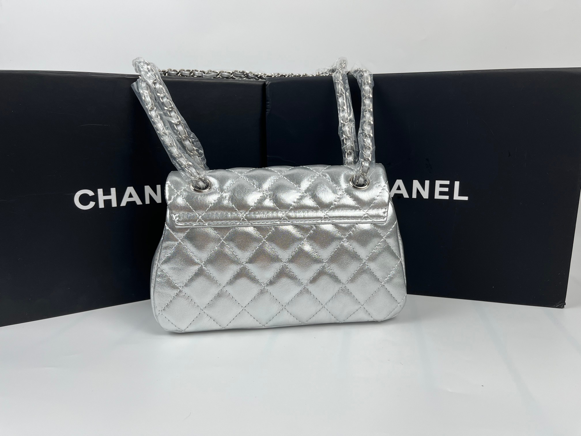 P200🌸独家出货啦🚩🚩🚩OHANEL 春夏新品🆕25S口盖手機包，因爲是梯型、開口小如要放pro max要把開口2側拉開！最新菱格走线的一款经典CF❤️‍🔥❤️‍🔥随心所欲的经典简约复古风，第一眼就让人着迷的高级中古韵味十足．饱满的菱格型元素增加灵动，完全被美到啦🖤🖤🉑单肩🉑斜挎。提前颁奖开年最爱噜🤩🤩
尺寸： 14 X 22.5 X 5.8 cm
款号:    1030大号