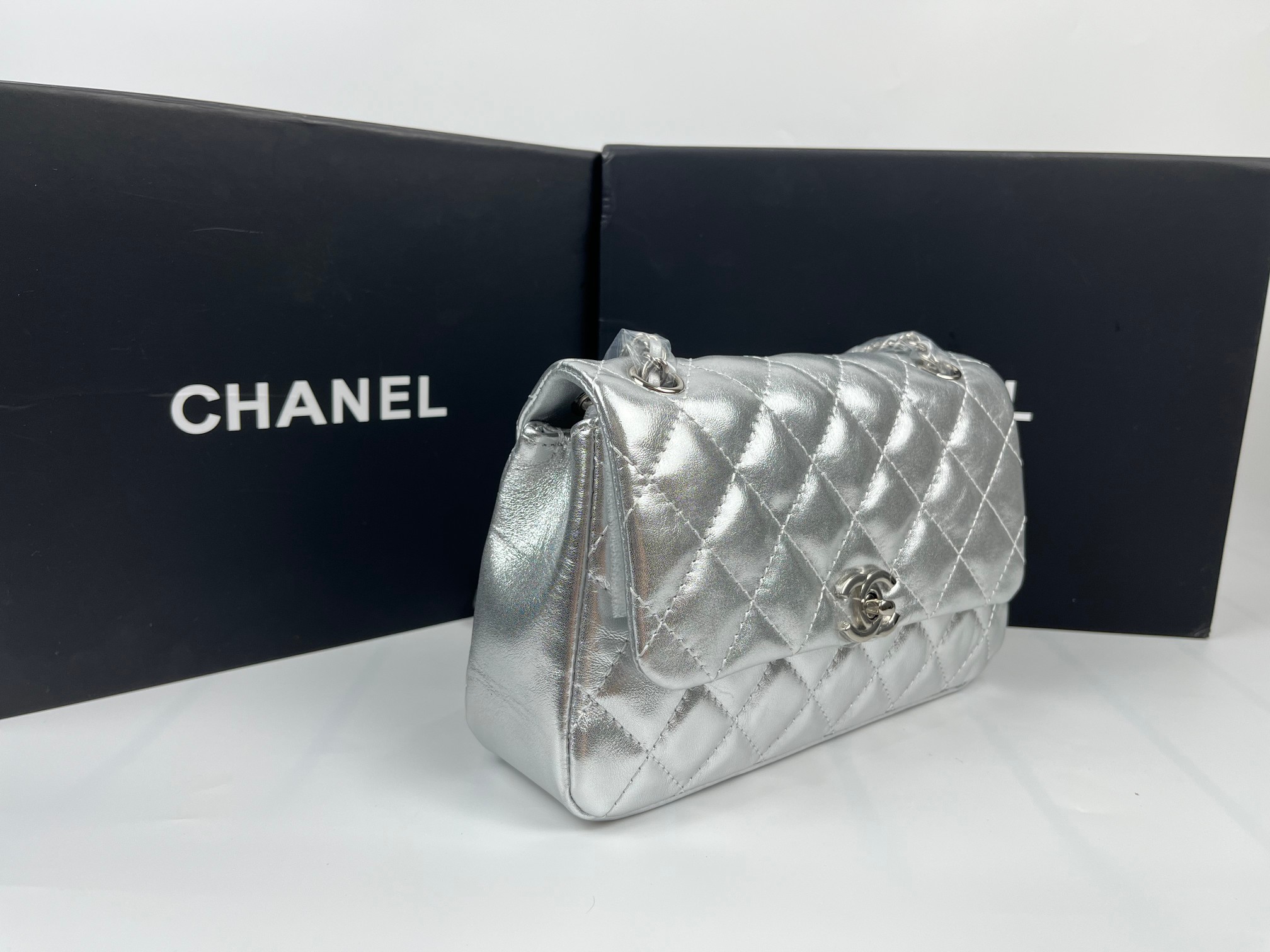 P200🌸独家出货啦🚩🚩🚩OHANEL 春夏新品🆕25S口盖手機包，因爲是梯型、開口小如要放pro max要把開口2側拉開！最新菱格走线的一款经典CF❤️‍🔥❤️‍🔥随心所欲的经典简约复古风，第一眼就让人着迷的高级中古韵味十足．饱满的菱格型元素增加灵动，完全被美到啦🖤🖤🉑单肩🉑斜挎。提前颁奖开年最爱噜🤩🤩
尺寸： 14 X 22.5 X 5.8 cm
款号:    1030大号