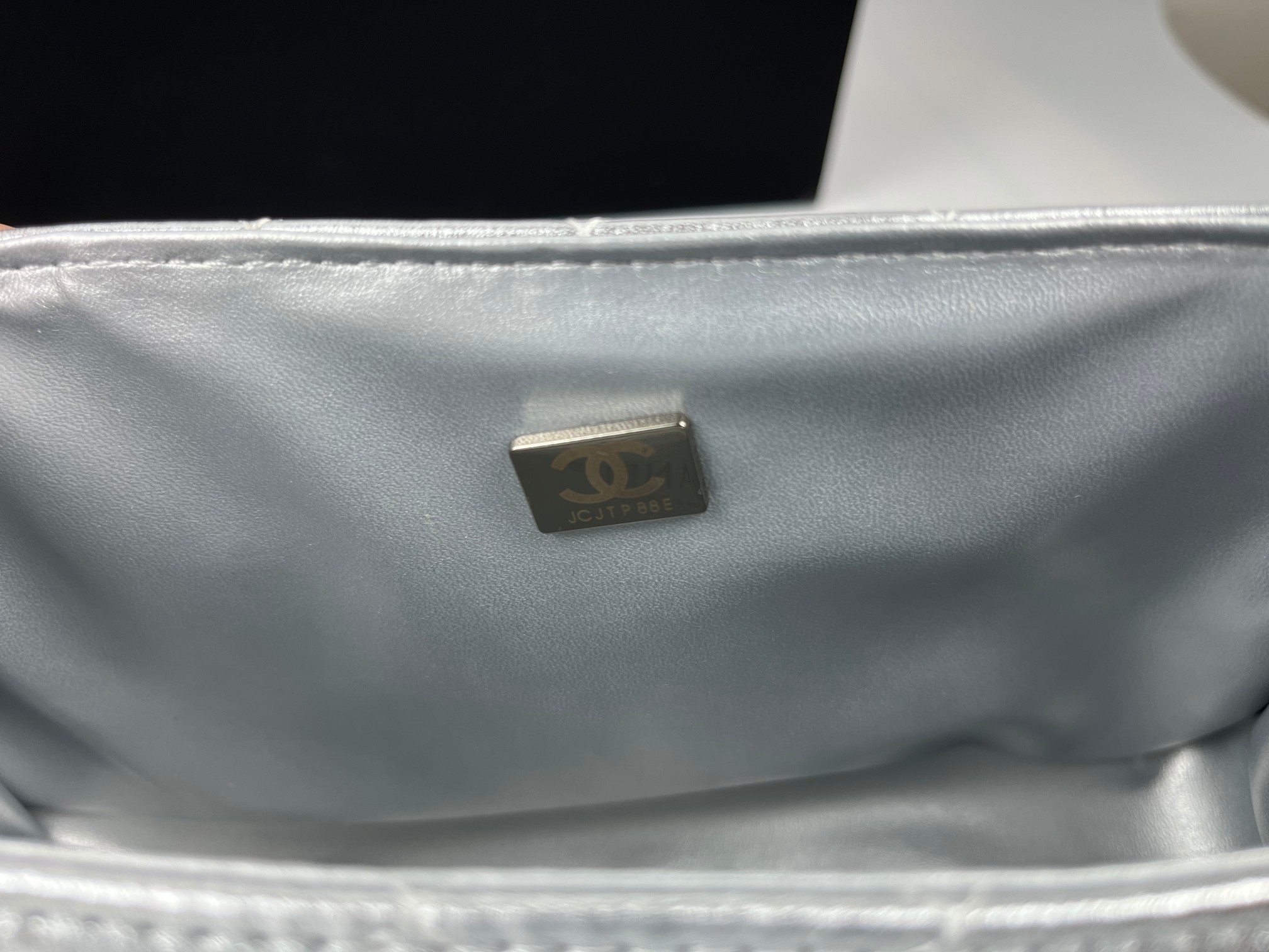 P200🌸独家出货啦🚩🚩🚩OHANEL 春夏新品🆕25S口盖手機包，因爲是梯型、開口小如要放pro max要把開口2側拉開！最新菱格走线的一款经典CF❤️‍🔥❤️‍🔥随心所欲的经典简约复古风，第一眼就让人着迷的高级中古韵味十足．饱满的菱格型元素增加灵动，完全被美到啦🖤🖤🉑单肩🉑斜挎。提前颁奖开年最爱噜🤩🤩
尺寸： 14 X 22.5 X 5.8 cm
款号:    1030大号