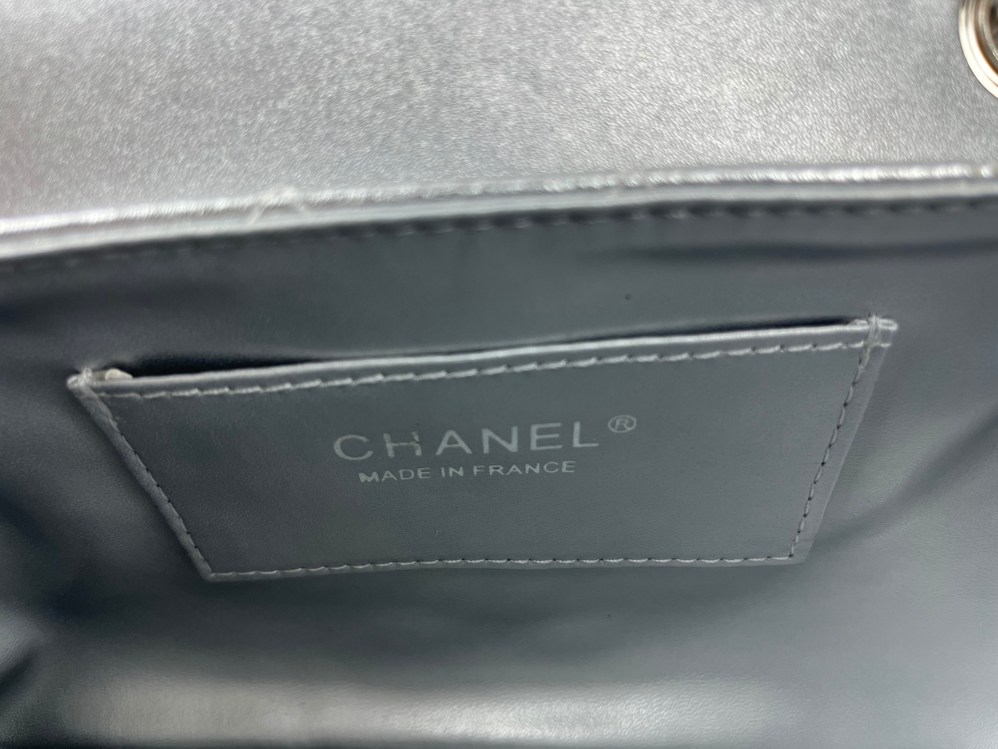P200🌸独家出货啦🚩🚩🚩OHANEL 春夏新品🆕25S口盖手機包，因爲是梯型、開口小如要放pro max要把開口2側拉開！最新菱格走线的一款经典CF❤️‍🔥❤️‍🔥随心所欲的经典简约复古风，第一眼就让人着迷的高级中古韵味十足．饱满的菱格型元素增加灵动，完全被美到啦🖤🖤🉑单肩🉑斜挎。提前颁奖开年最爱噜🤩🤩
尺寸： 14 X 22.5 X 5.8 cm
款号:    1030大号