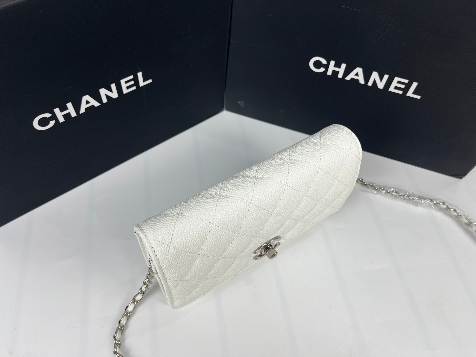 全新至尊版本‼️ 纯原厂WOC
25C新五金转扣发财包
（更加实用）[666][666]
万年经典款，很值得入手[玫瑰][玫瑰]
五金：全钢24K镀厚金五金
皮料：鱼子酱小牛皮👍
整个包的手感与真品完美达成一致👍👍
尺寸：12*19.3*3.5cm
款号：6311-1球纹银扣