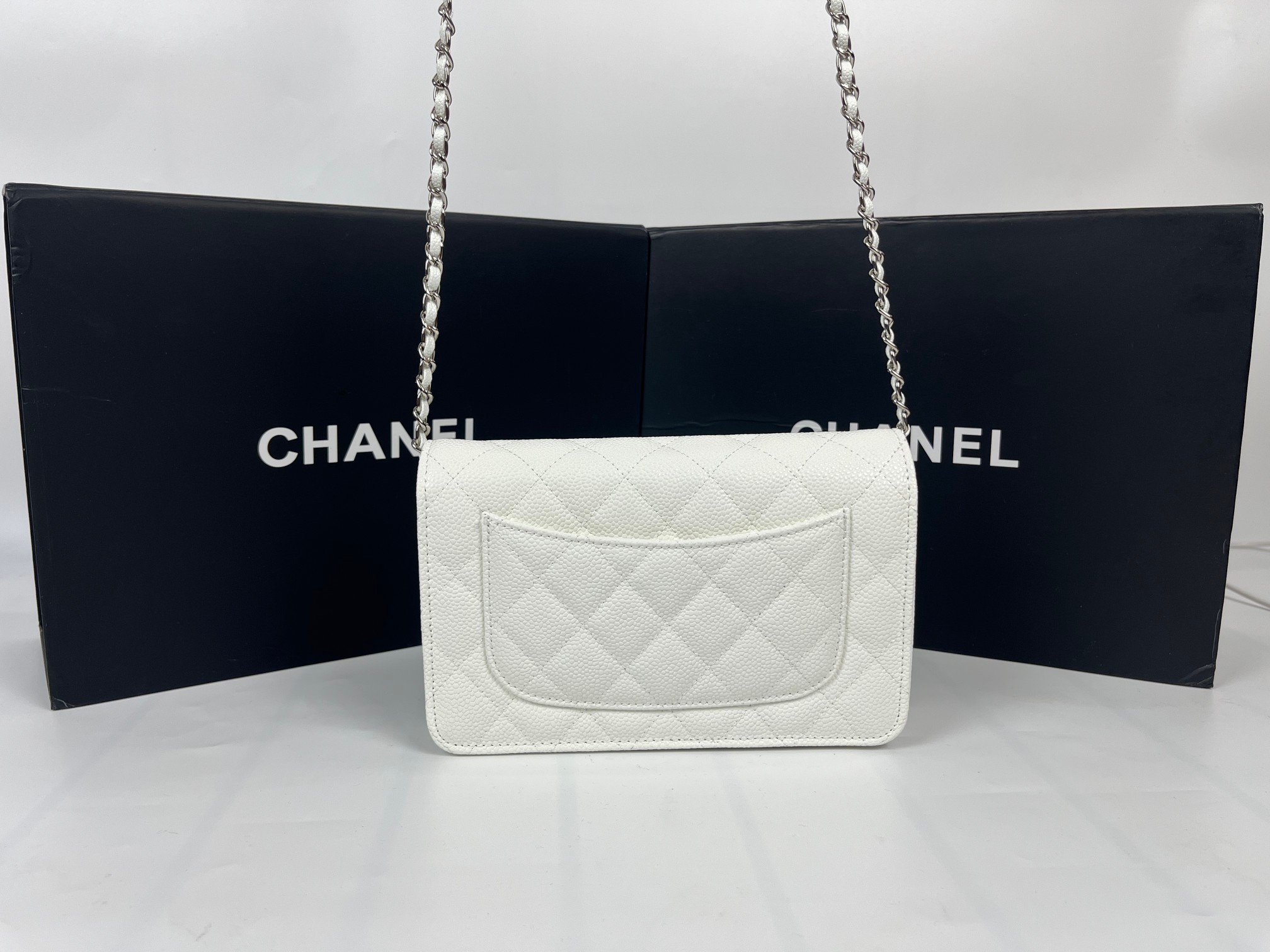 全新至尊版本‼️ 纯原厂WOC
25C新五金转扣发财包
（更加实用）[666][666]
万年经典款，很值得入手[玫瑰][玫瑰]
五金：全钢24K镀厚金五金
皮料：鱼子酱小牛皮👍
整个包的手感与真品完美达成一致👍👍
尺寸：12*19.3*3.5cm
款号：6311-1球纹银扣