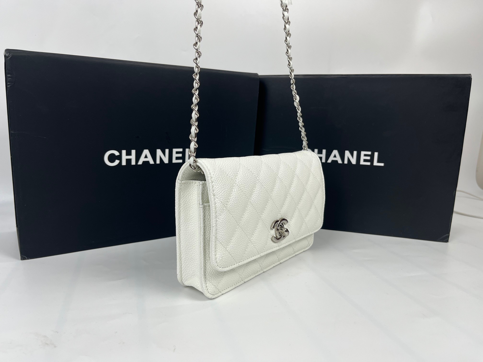 全新至尊版本‼️ 纯原厂WOC
25C新五金转扣发财包
（更加实用）[666][666]
万年经典款，很值得入手[玫瑰][玫瑰]
五金：全钢24K镀厚金五金
皮料：鱼子酱小牛皮👍
整个包的手感与真品完美达成一致👍👍
尺寸：12*19.3*3.5cm
款号：6311-1球纹银扣