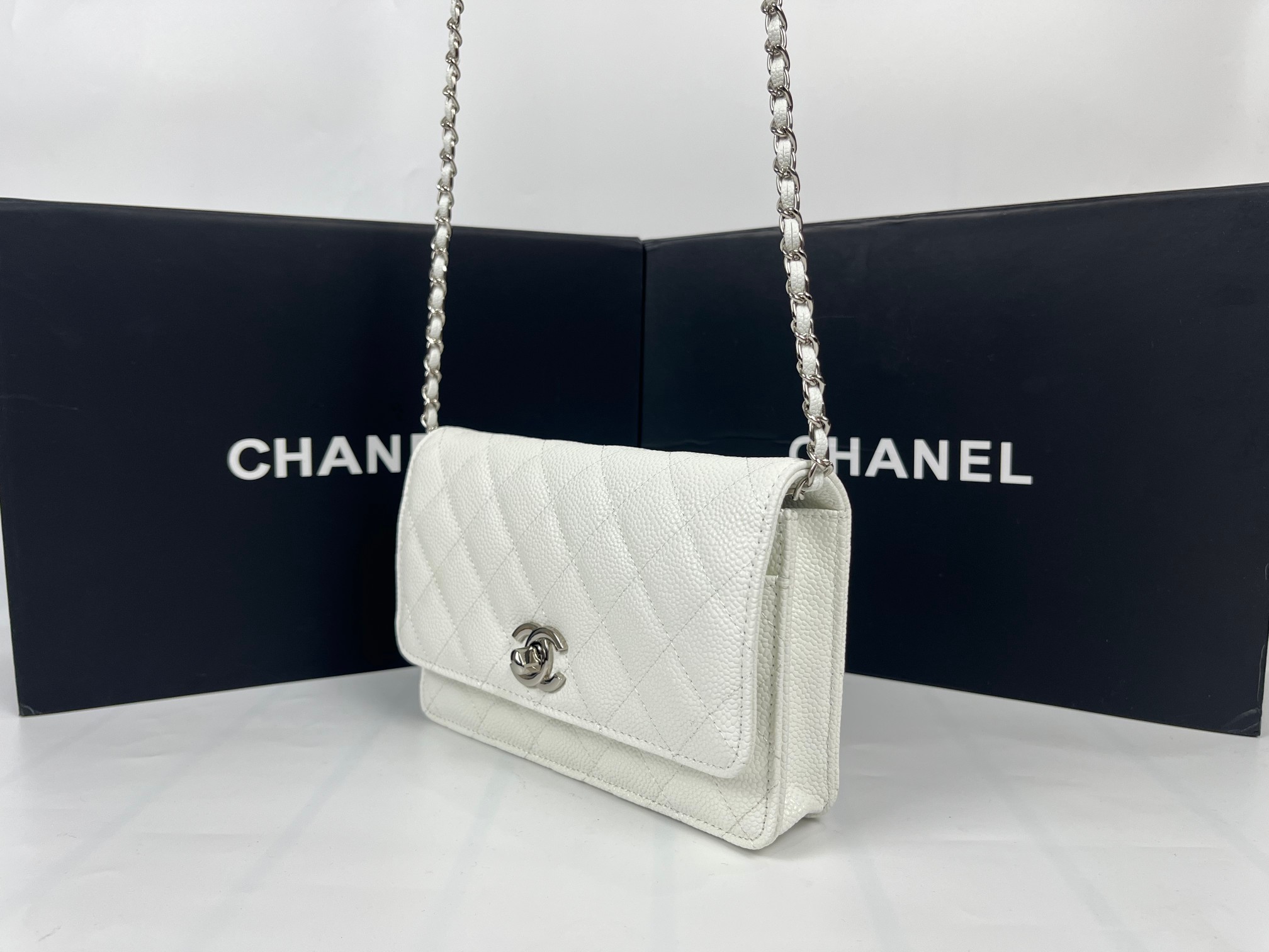 全新至尊版本‼️ 纯原厂WOC
25C新五金转扣发财包
（更加实用）[666][666]
万年经典款，很值得入手[玫瑰][玫瑰]
五金：全钢24K镀厚金五金
皮料：鱼子酱小牛皮👍
整个包的手感与真品完美达成一致👍👍
尺寸：12*19.3*3.5cm
款号：6311-1球纹银扣