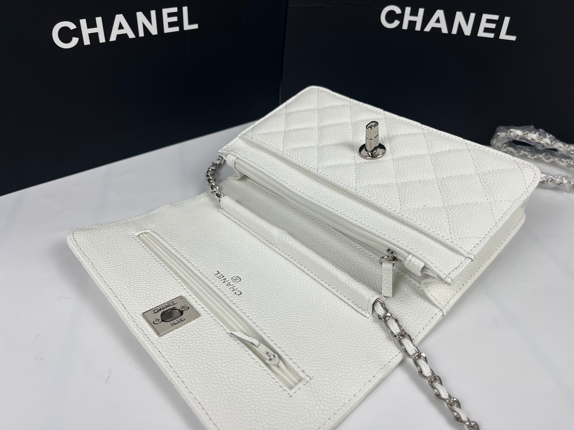 全新至尊版本‼️ 纯原厂WOC
25C新五金转扣发财包
（更加实用）[666][666]
万年经典款，很值得入手[玫瑰][玫瑰]
五金：全钢24K镀厚金五金
皮料：鱼子酱小牛皮👍
整个包的手感与真品完美达成一致👍👍
尺寸：12*19.3*3.5cm
款号：6311-1球纹银扣