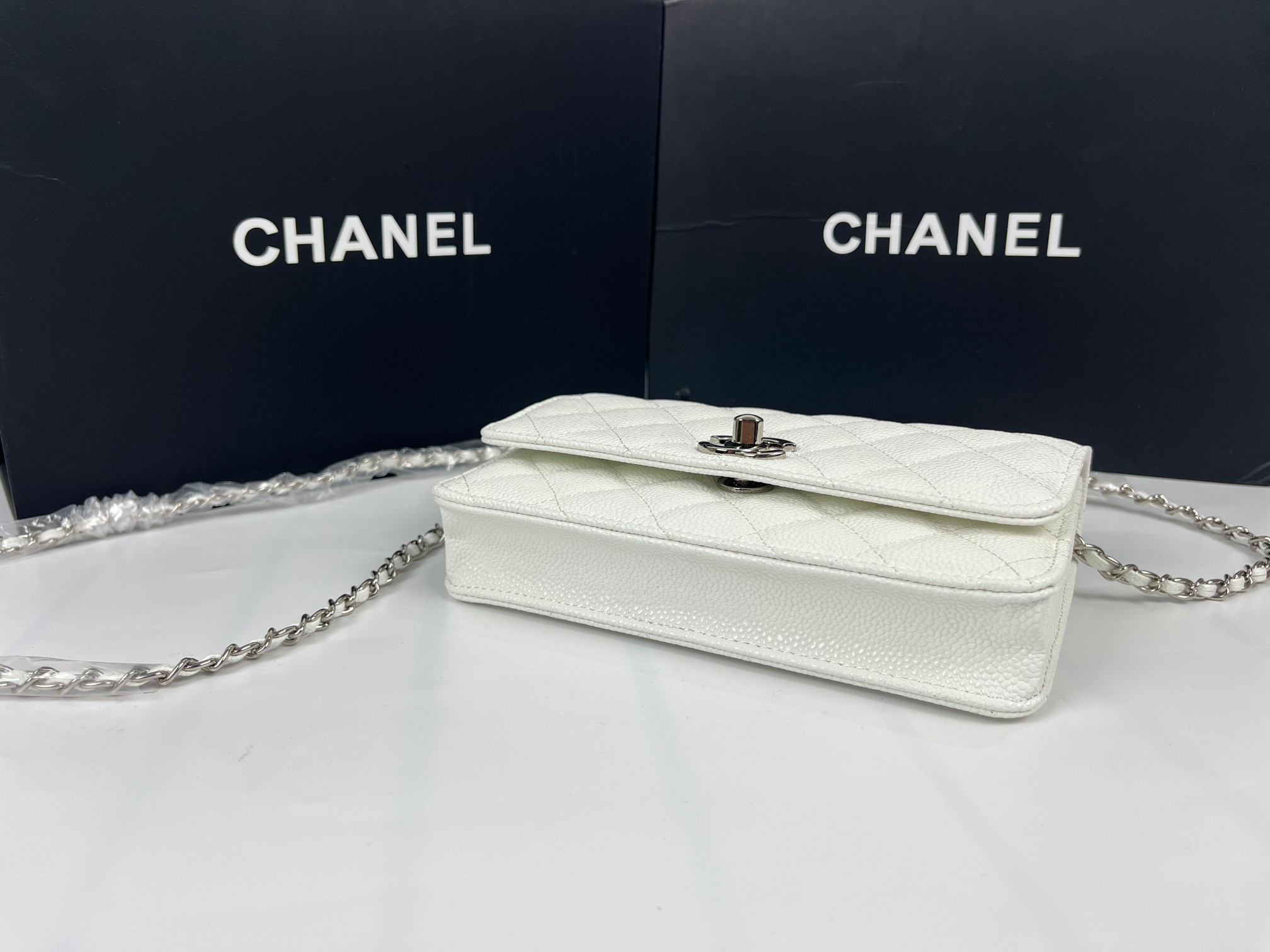 全新至尊版本‼️ 纯原厂WOC
25C新五金转扣发财包
（更加实用）[666][666]
万年经典款，很值得入手[玫瑰][玫瑰]
五金：全钢24K镀厚金五金
皮料：鱼子酱小牛皮👍
整个包的手感与真品完美达成一致👍👍
尺寸：12*19.3*3.5cm
款号：6311-1球纹银扣