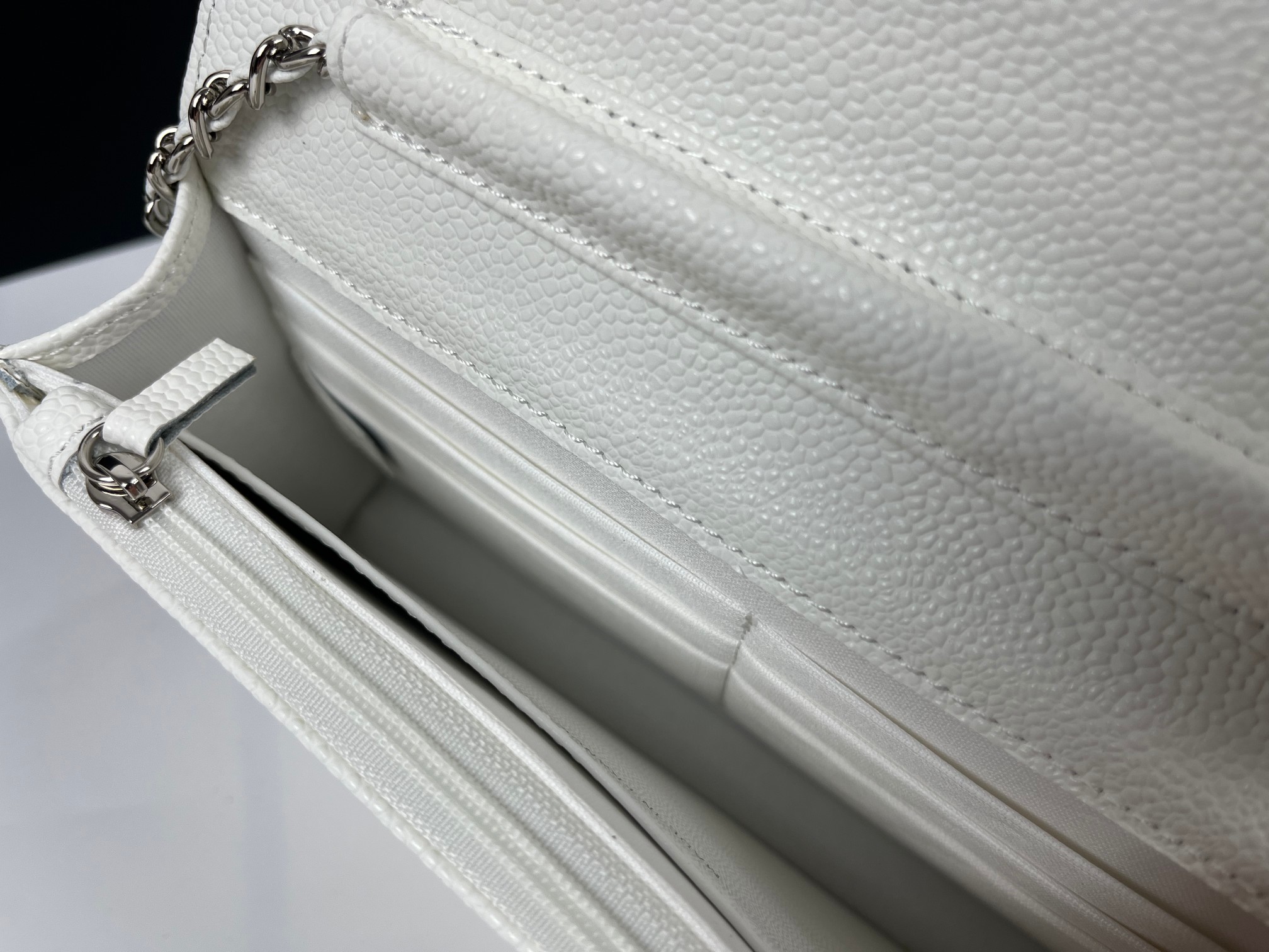 全新至尊版本‼️ 纯原厂WOC
25C新五金转扣发财包
（更加实用）[666][666]
万年经典款，很值得入手[玫瑰][玫瑰]
五金：全钢24K镀厚金五金
皮料：鱼子酱小牛皮👍
整个包的手感与真品完美达成一致👍👍
尺寸：12*19.3*3.5cm
款号：6311-1球纹银扣