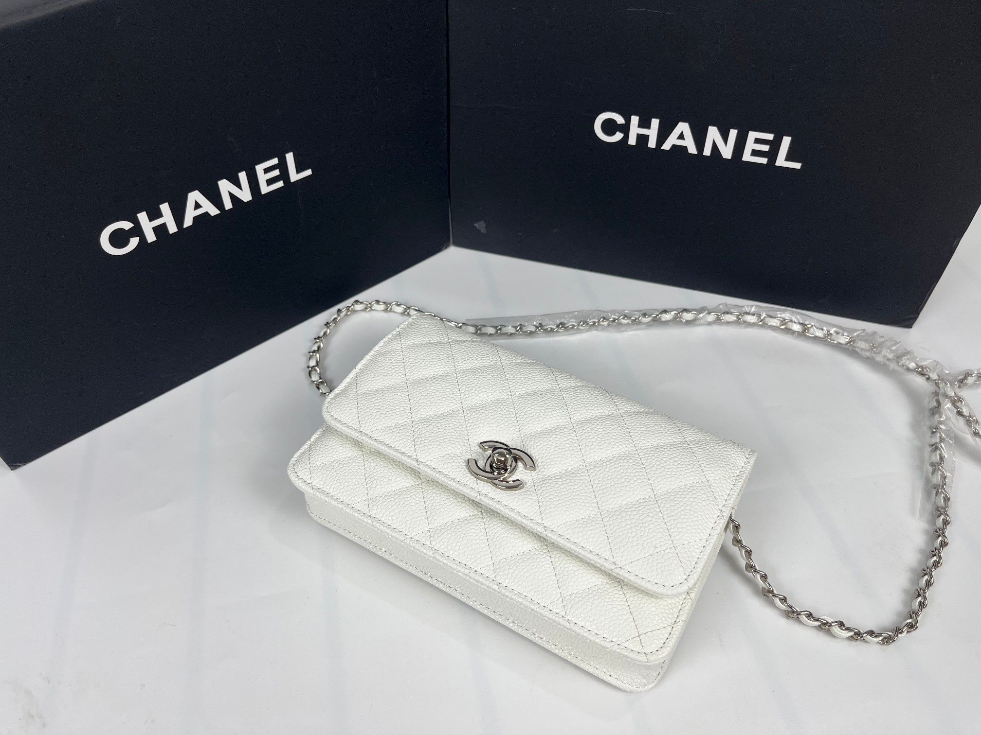 全新至尊版本‼️ 纯原厂WOC
25C新五金转扣发财包
（更加实用）[666][666]
万年经典款，很值得入手[玫瑰][玫瑰]
五金：全钢24K镀厚金五金
皮料：鱼子酱小牛皮👍
整个包的手感与真品完美达成一致👍👍
尺寸：12*19.3*3.5cm
款号：6311-1球纹银扣