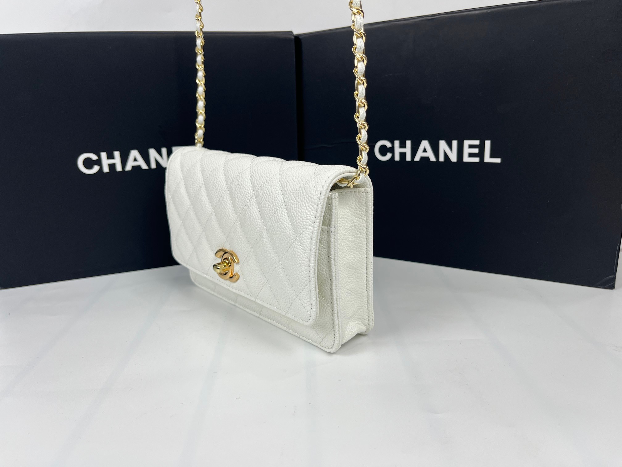 全新至尊版本‼️ 纯原厂WOC
25C新五金转扣发财包
（更加实用）[666][666]
万年经典款，很值得入手[玫瑰][玫瑰]
五金：全钢24K镀厚金五金
皮料：鱼子酱小牛皮👍
整个包的手感与真品完美达成一致👍👍
尺寸：12*19.3*3.5cm
款号：6311-1球纹金扣