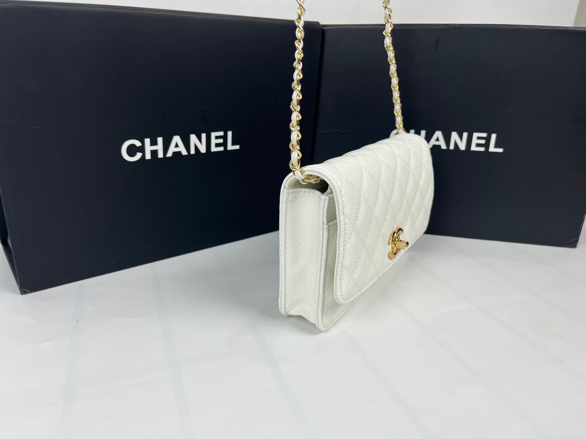 全新至尊版本‼️ 纯原厂WOC
25C新五金转扣发财包
（更加实用）[666][666]
万年经典款，很值得入手[玫瑰][玫瑰]
五金：全钢24K镀厚金五金
皮料：鱼子酱小牛皮👍
整个包的手感与真品完美达成一致👍👍
尺寸：12*19.3*3.5cm
款号：6311-1球纹金扣