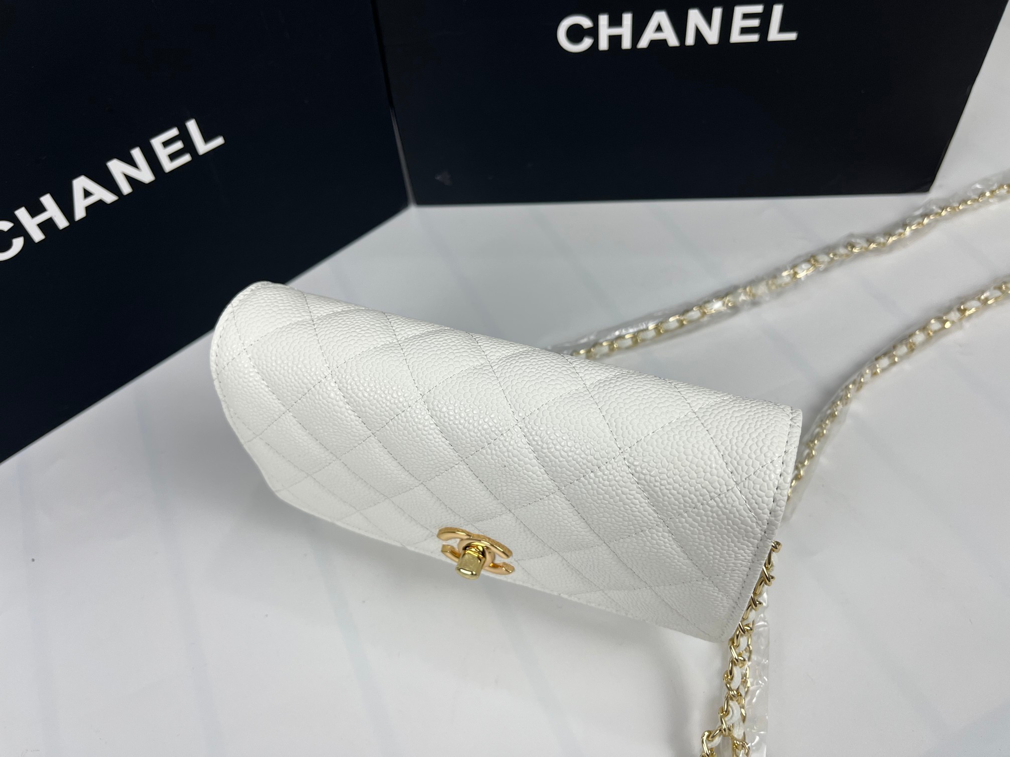 全新至尊版本‼️ 纯原厂WOC
25C新五金转扣发财包
（更加实用）[666][666]
万年经典款，很值得入手[玫瑰][玫瑰]
五金：全钢24K镀厚金五金
皮料：鱼子酱小牛皮👍
整个包的手感与真品完美达成一致👍👍
尺寸：12*19.3*3.5cm
款号：6311-1球纹金扣