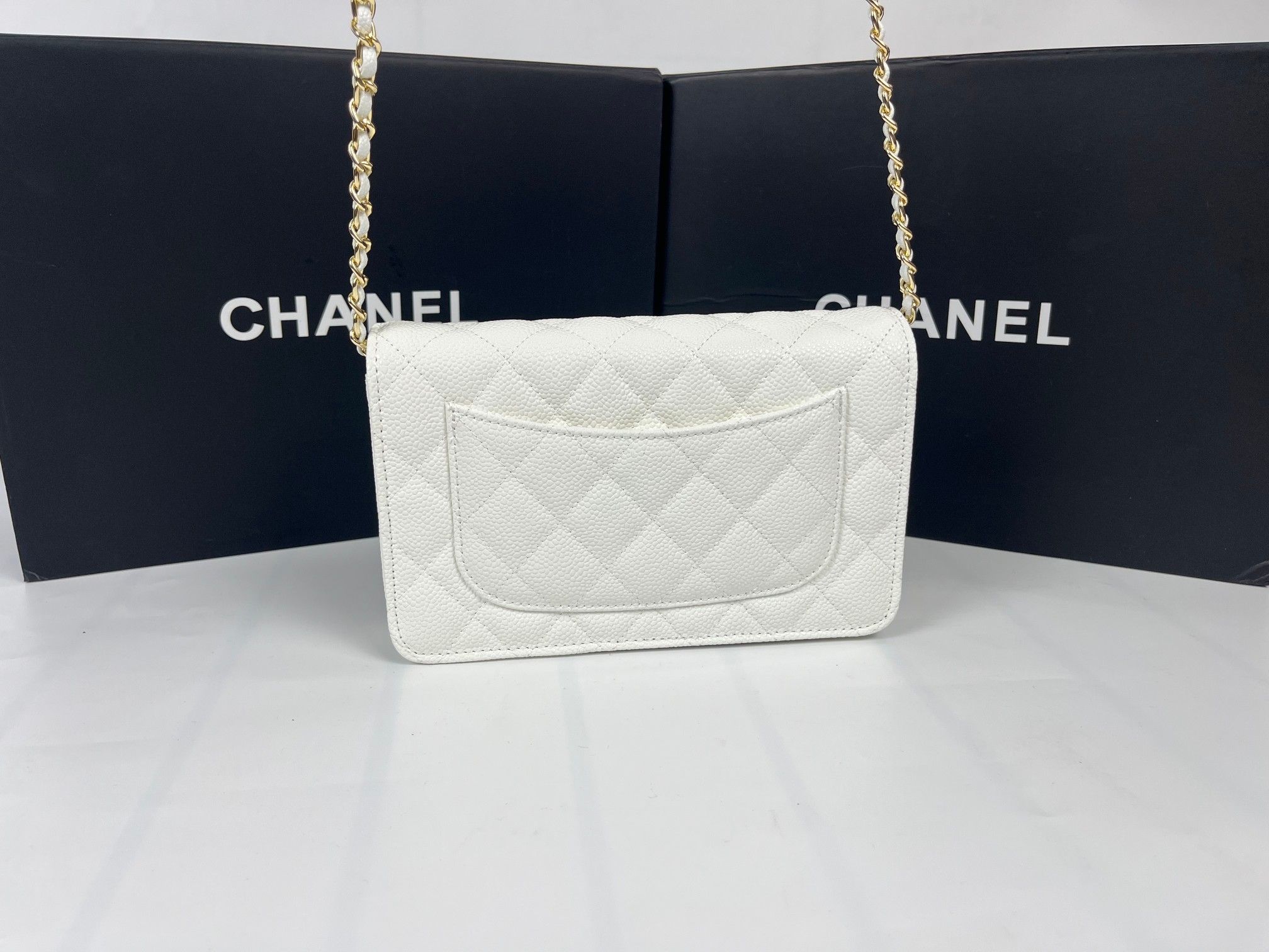 全新至尊版本‼️ 纯原厂WOC
25C新五金转扣发财包
（更加实用）[666][666]
万年经典款，很值得入手[玫瑰][玫瑰]
五金：全钢24K镀厚金五金
皮料：鱼子酱小牛皮👍
整个包的手感与真品完美达成一致👍👍
尺寸：12*19.3*3.5cm
款号：6311-1球纹金扣