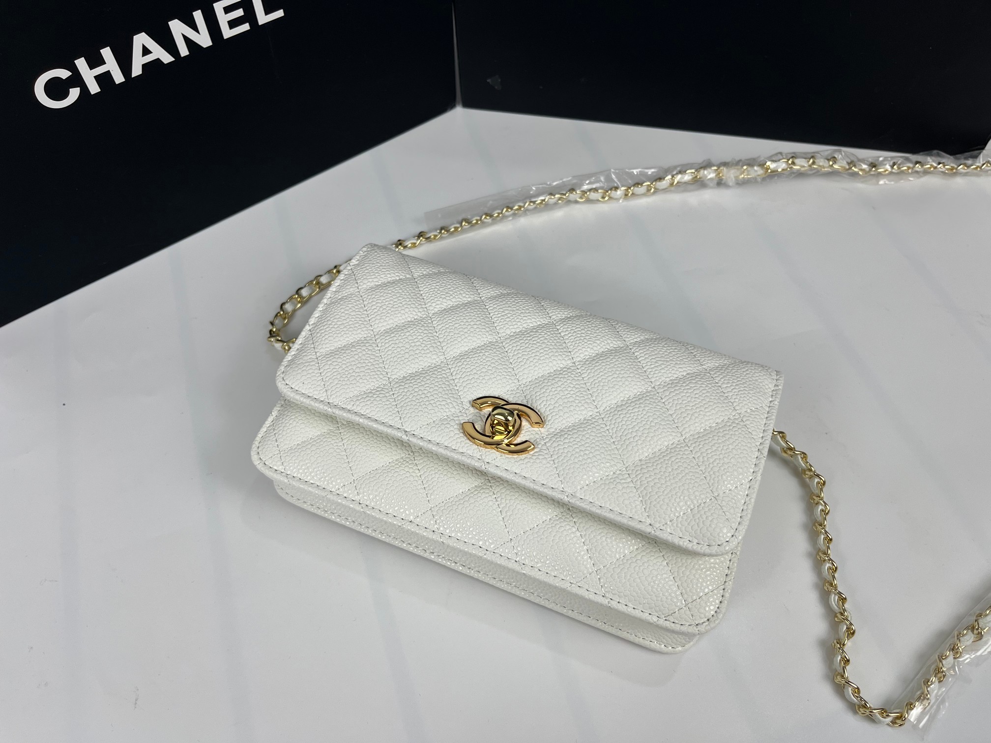 全新至尊版本‼️ 纯原厂WOC
25C新五金转扣发财包
（更加实用）[666][666]
万年经典款，很值得入手[玫瑰][玫瑰]
五金：全钢24K镀厚金五金
皮料：鱼子酱小牛皮👍
整个包的手感与真品完美达成一致👍👍
尺寸：12*19.3*3.5cm
款号：6311-1球纹金扣