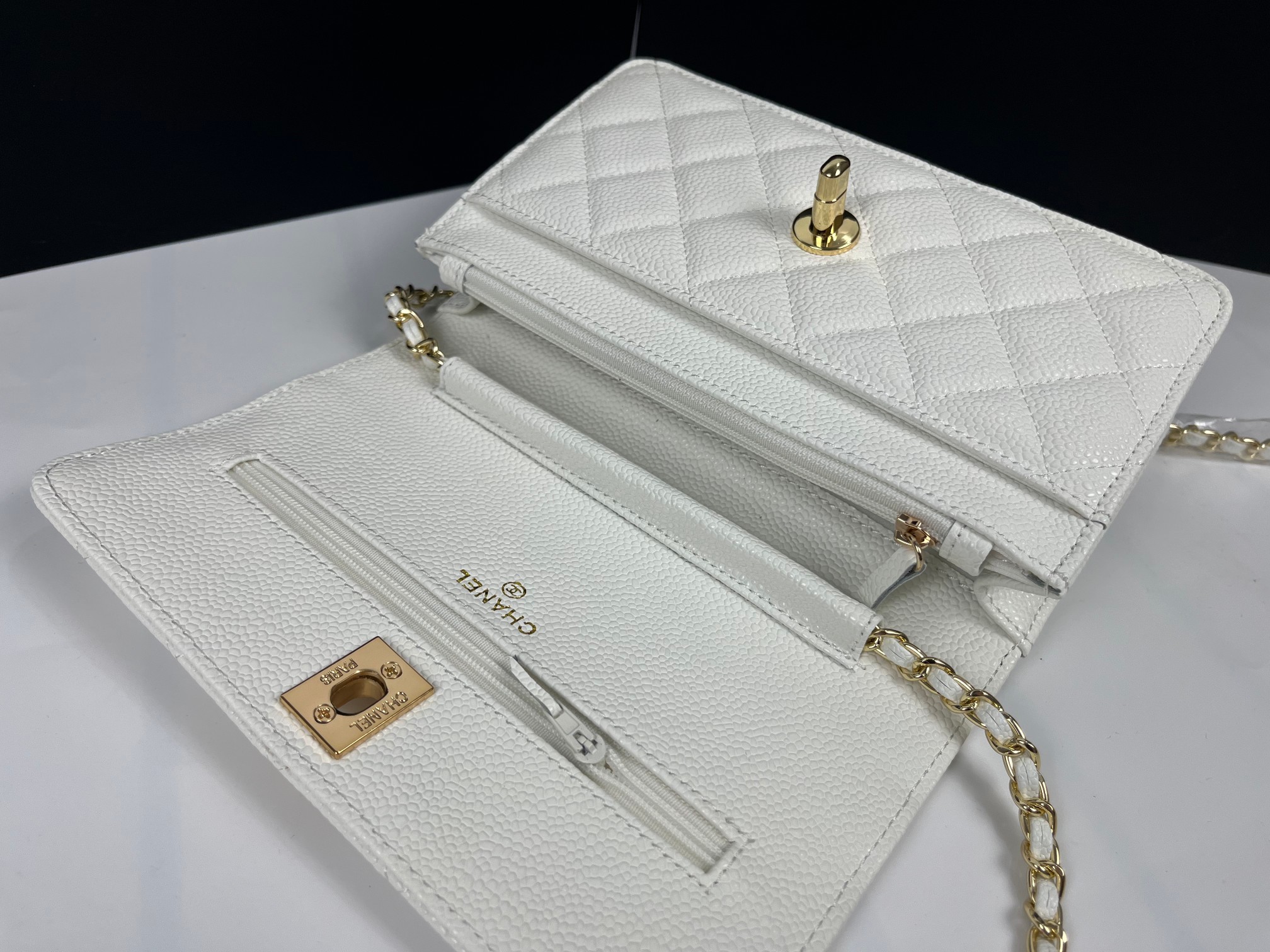 全新至尊版本‼️ 纯原厂WOC
25C新五金转扣发财包
（更加实用）[666][666]
万年经典款，很值得入手[玫瑰][玫瑰]
五金：全钢24K镀厚金五金
皮料：鱼子酱小牛皮👍
整个包的手感与真品完美达成一致👍👍
尺寸：12*19.3*3.5cm
款号：6311-1球纹金扣