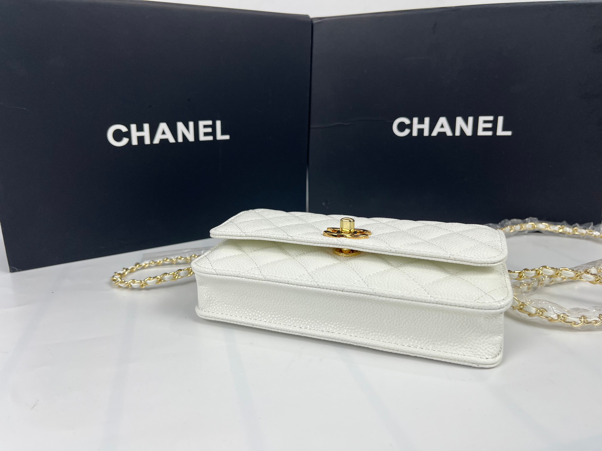 全新至尊版本‼️ 纯原厂WOC
25C新五金转扣发财包
（更加实用）[666][666]
万年经典款，很值得入手[玫瑰][玫瑰]
五金：全钢24K镀厚金五金
皮料：鱼子酱小牛皮👍
整个包的手感与真品完美达成一致👍👍
尺寸：12*19.3*3.5cm
款号：6311-1球纹金扣