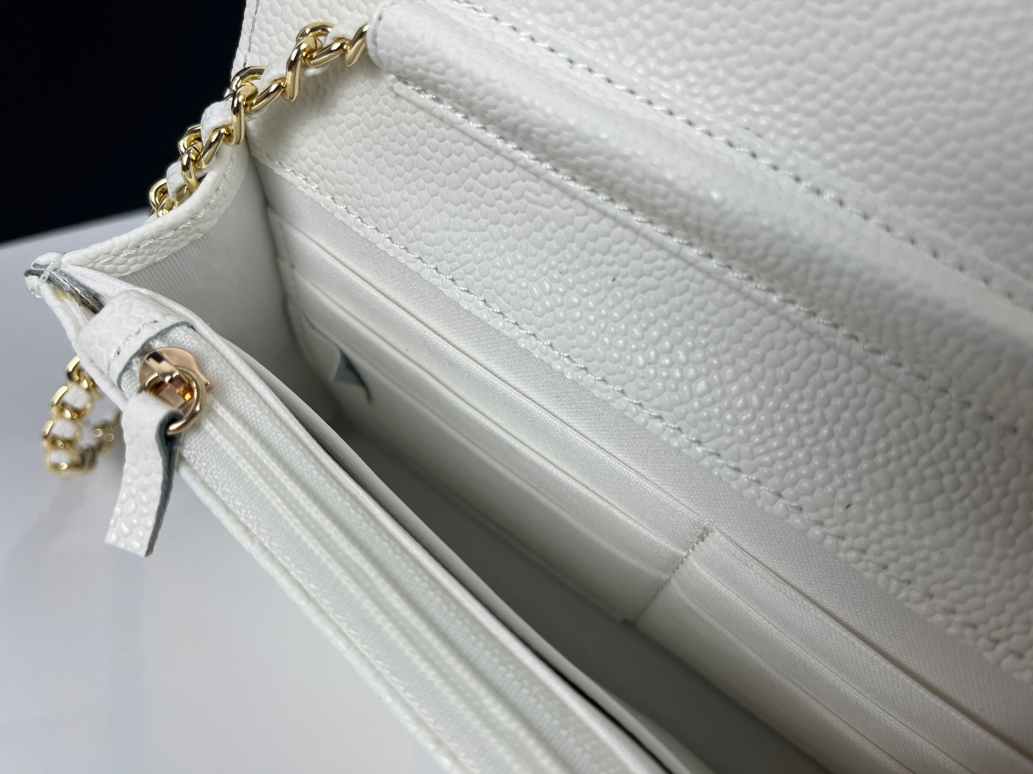 全新至尊版本‼️ 纯原厂WOC
25C新五金转扣发财包
（更加实用）[666][666]
万年经典款，很值得入手[玫瑰][玫瑰]
五金：全钢24K镀厚金五金
皮料：鱼子酱小牛皮👍
整个包的手感与真品完美达成一致👍👍
尺寸：12*19.3*3.5cm
款号：6311-1球纹金扣