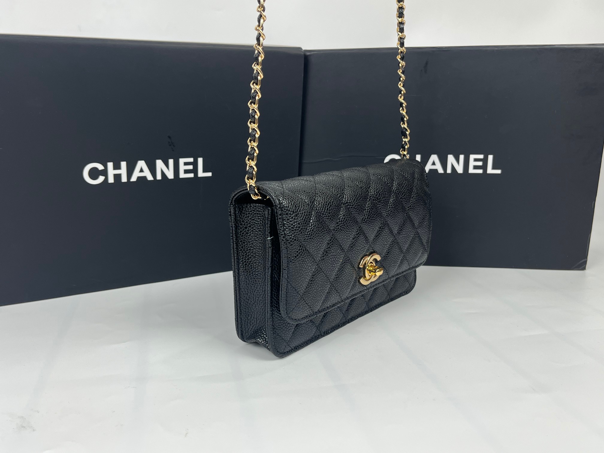 全新至尊版本‼️ 纯原厂WOC
25C新五金转扣发财包
（更加实用）[666][666]
万年经典款，很值得入手[玫瑰][玫瑰]
五金：全钢24K镀厚金五金
皮料：鱼子酱小牛皮👍
整个包的手感与真品完美达成一致👍👍
尺寸：12*19.3*3.5cm
款号：6311-1球纹金扣