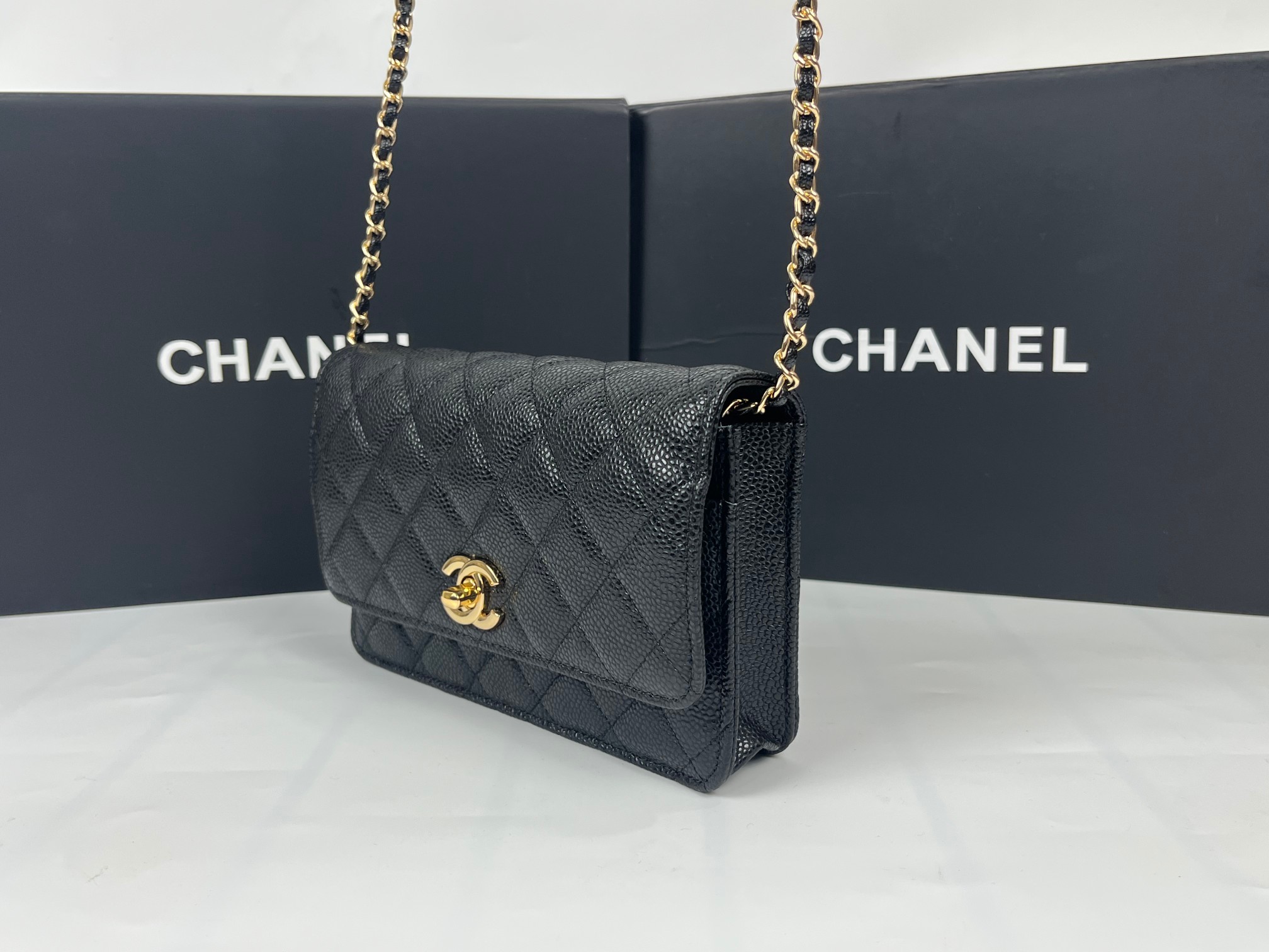 全新至尊版本‼️ 纯原厂WOC
25C新五金转扣发财包
（更加实用）[666][666]
万年经典款，很值得入手[玫瑰][玫瑰]
五金：全钢24K镀厚金五金
皮料：鱼子酱小牛皮👍
整个包的手感与真品完美达成一致👍👍
尺寸：12*19.3*3.5cm
款号：6311-1球纹金扣