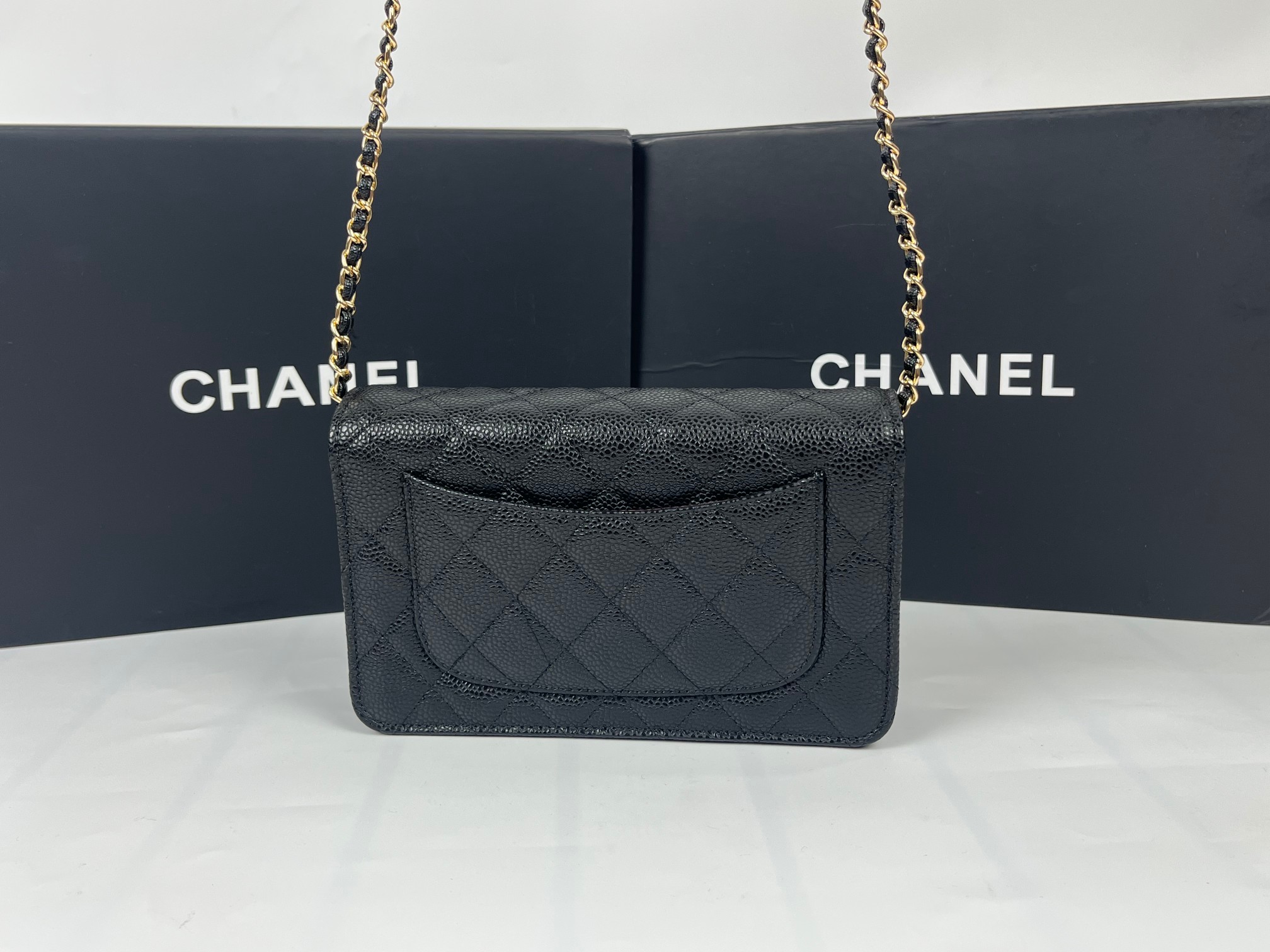 全新至尊版本‼️ 纯原厂WOC
25C新五金转扣发财包
（更加实用）[666][666]
万年经典款，很值得入手[玫瑰][玫瑰]
五金：全钢24K镀厚金五金
皮料：鱼子酱小牛皮👍
整个包的手感与真品完美达成一致👍👍
尺寸：12*19.3*3.5cm
款号：6311-1球纹金扣