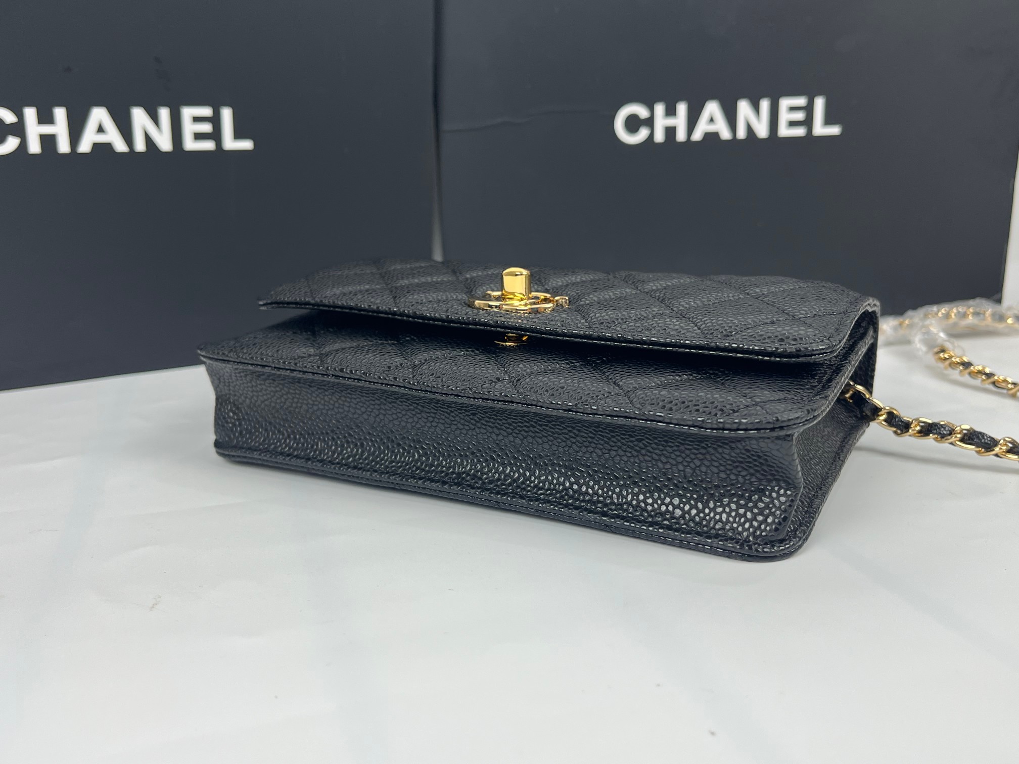 全新至尊版本‼️ 纯原厂WOC
25C新五金转扣发财包
（更加实用）[666][666]
万年经典款，很值得入手[玫瑰][玫瑰]
五金：全钢24K镀厚金五金
皮料：鱼子酱小牛皮👍
整个包的手感与真品完美达成一致👍👍
尺寸：12*19.3*3.5cm
款号：6311-1球纹金扣