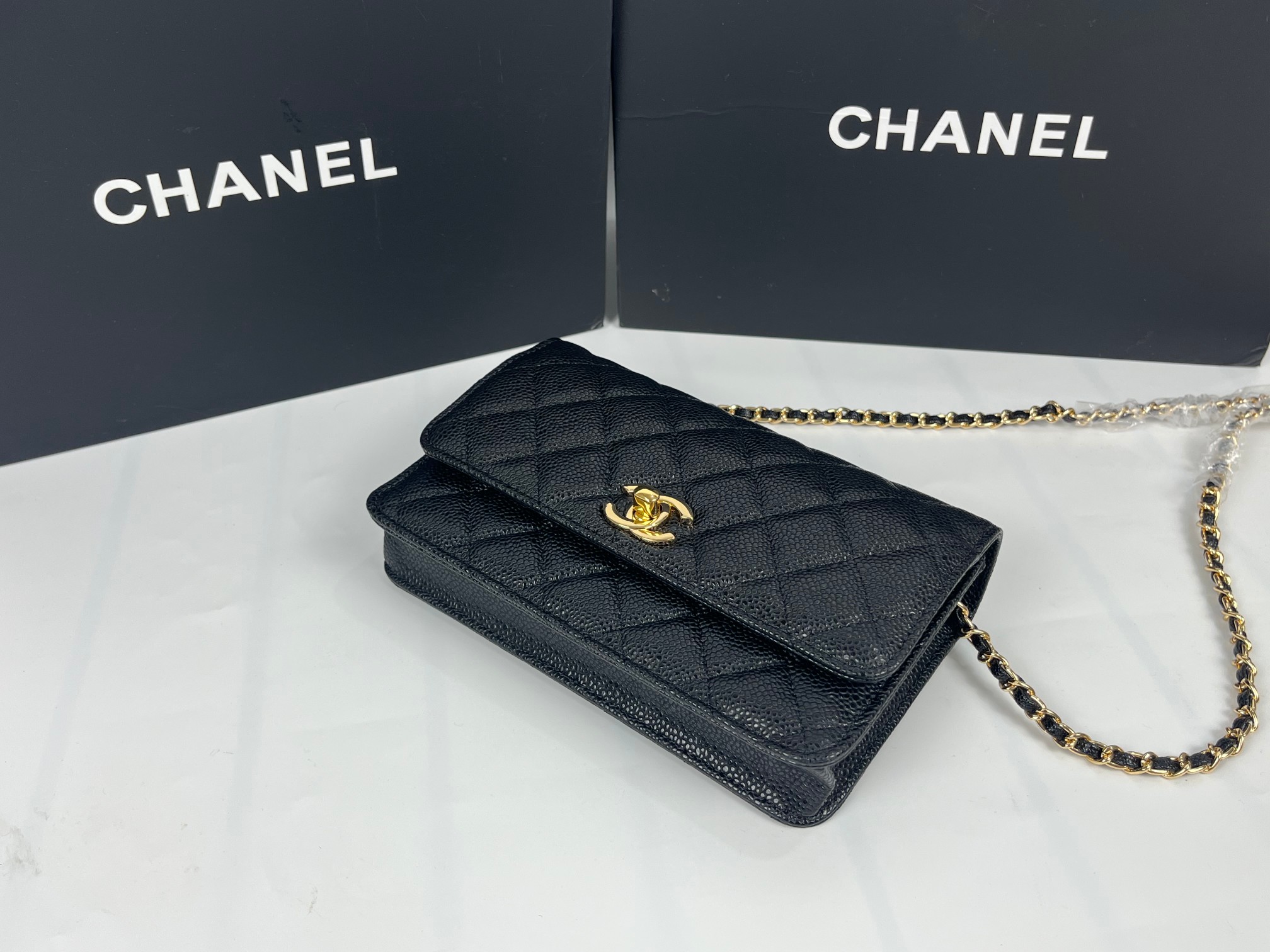 全新至尊版本‼️ 纯原厂WOC
25C新五金转扣发财包
（更加实用）[666][666]
万年经典款，很值得入手[玫瑰][玫瑰]
五金：全钢24K镀厚金五金
皮料：鱼子酱小牛皮👍
整个包的手感与真品完美达成一致👍👍
尺寸：12*19.3*3.5cm
款号：6311-1球纹金扣