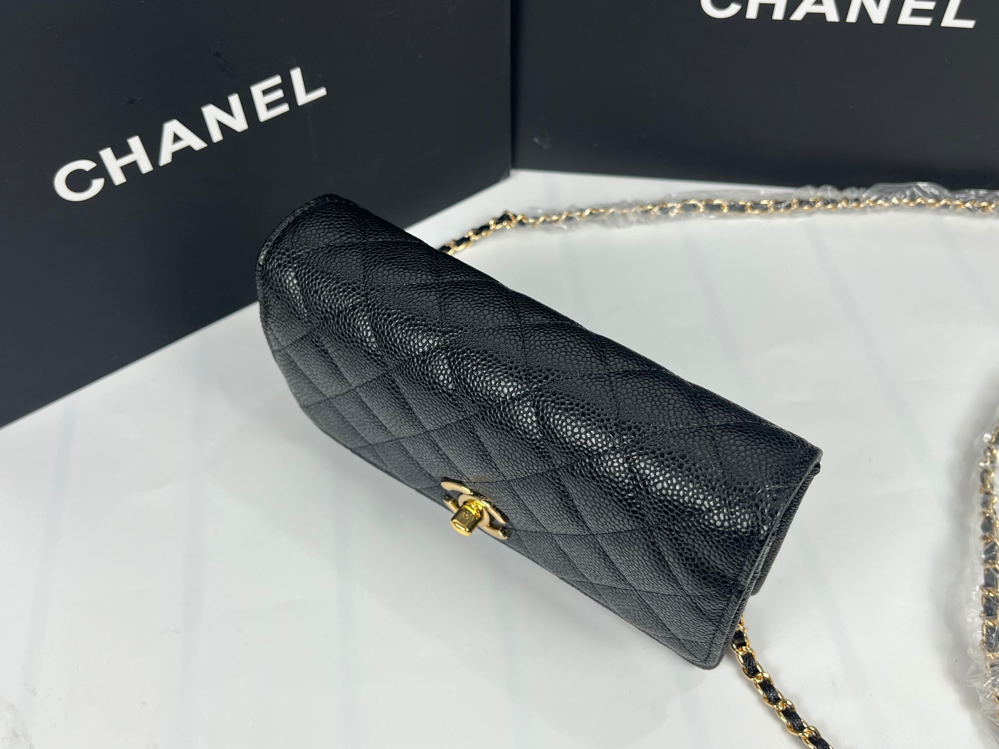 全新至尊版本‼️ 纯原厂WOC
25C新五金转扣发财包
（更加实用）[666][666]
万年经典款，很值得入手[玫瑰][玫瑰]
五金：全钢24K镀厚金五金
皮料：鱼子酱小牛皮👍
整个包的手感与真品完美达成一致👍👍
尺寸：12*19.3*3.5cm
款号：6311-1球纹金扣