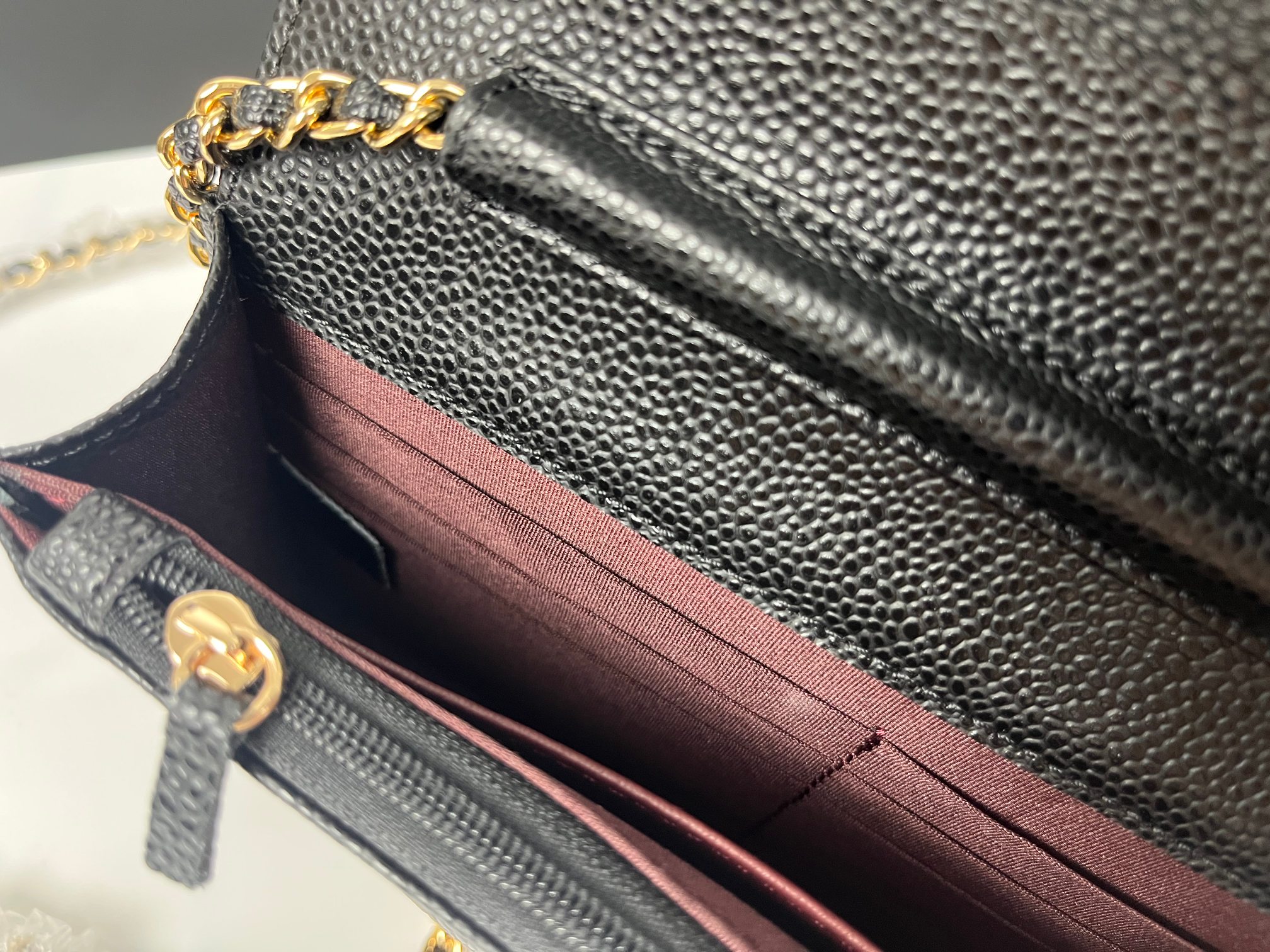 全新至尊版本‼️ 纯原厂WOC
25C新五金转扣发财包
（更加实用）[666][666]
万年经典款，很值得入手[玫瑰][玫瑰]
五金：全钢24K镀厚金五金
皮料：鱼子酱小牛皮👍
整个包的手感与真品完美达成一致👍👍
尺寸：12*19.3*3.5cm
款号：6311-1球纹金扣