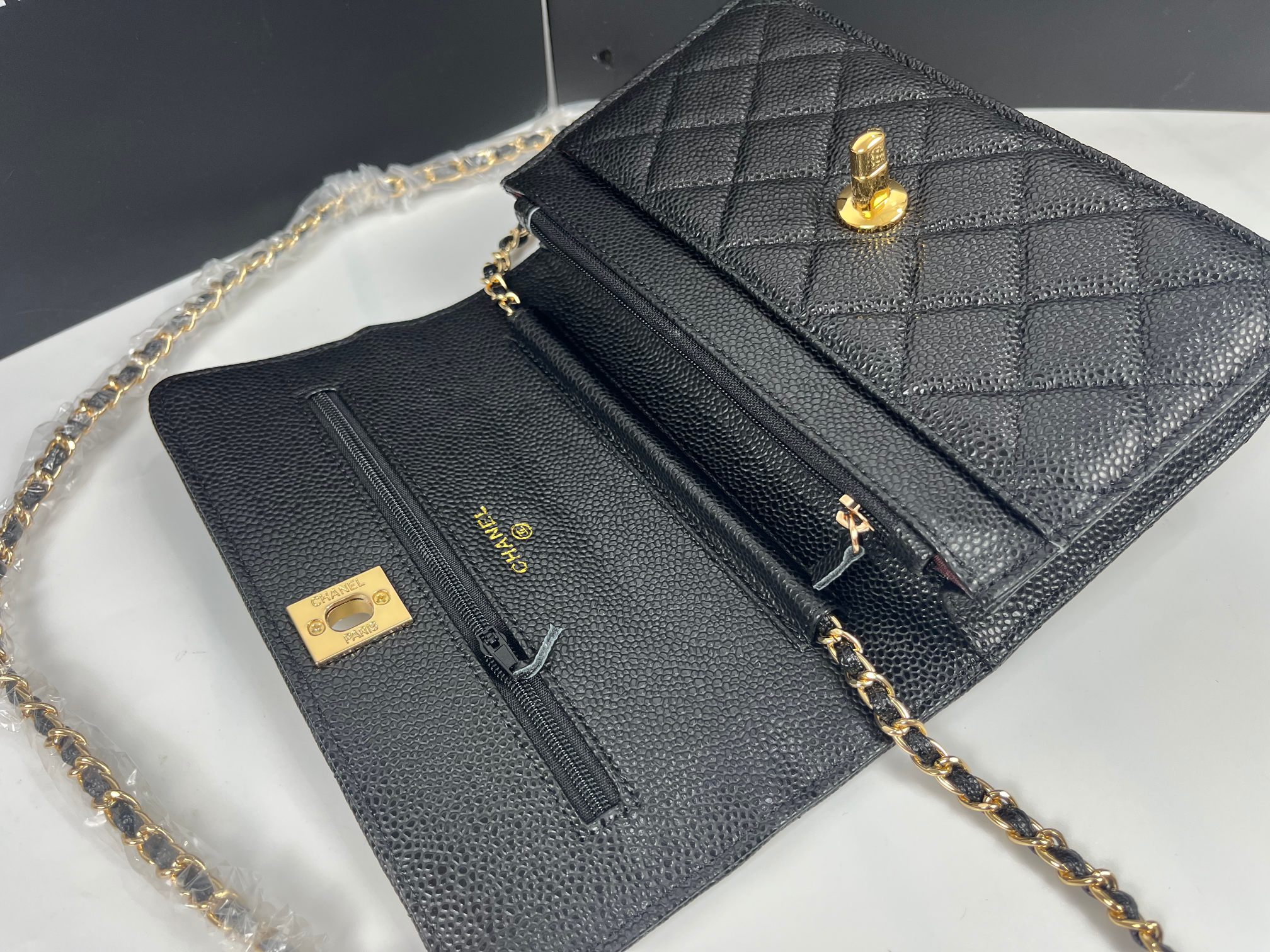 全新至尊版本‼️ 纯原厂WOC
25C新五金转扣发财包
（更加实用）[666][666]
万年经典款，很值得入手[玫瑰][玫瑰]
五金：全钢24K镀厚金五金
皮料：鱼子酱小牛皮👍
整个包的手感与真品完美达成一致👍👍
尺寸：12*19.3*3.5cm
款号：6311-1球纹金扣