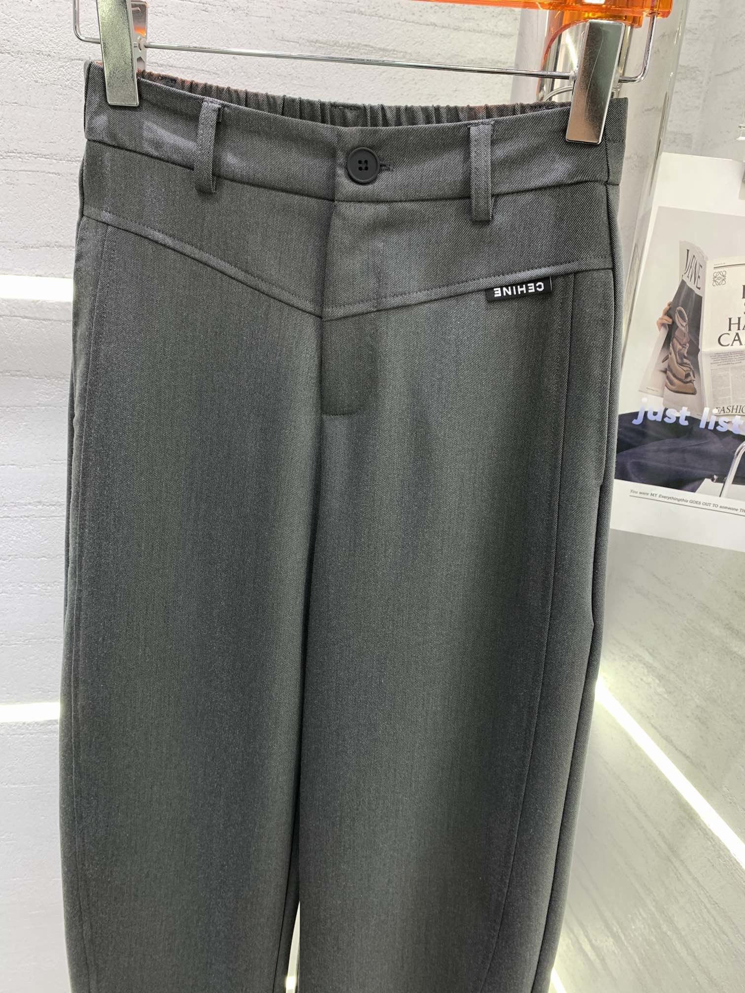CELINE️赛琳新款简约衔接边弯刀型西裤版型设计上身很显瘦后带松紧包容性强灰色黑色smlxl