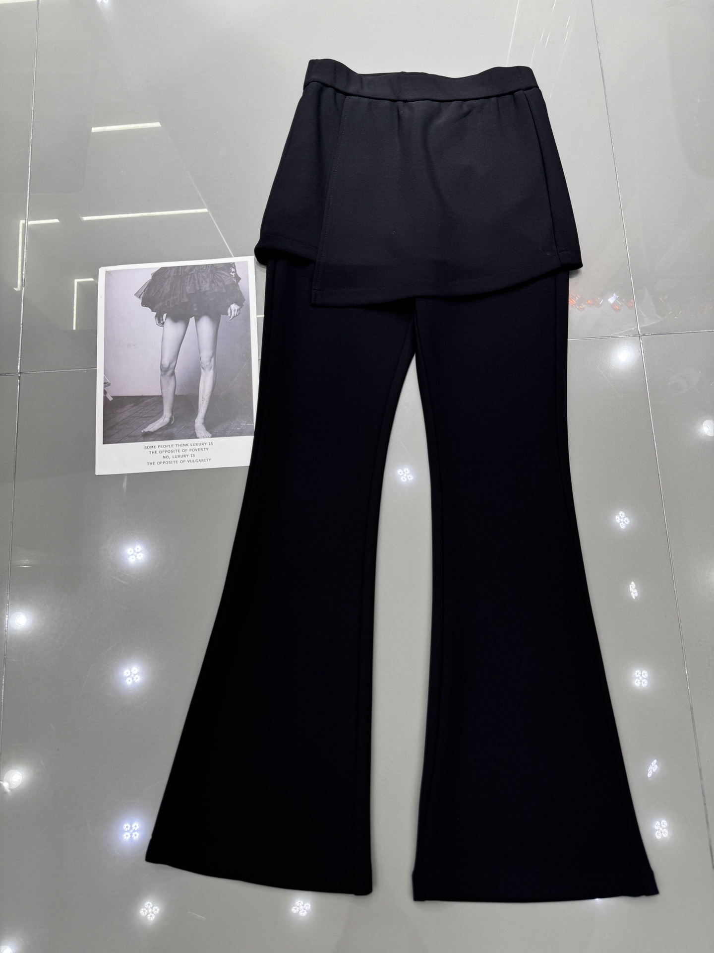 NO:295485,We11 DONE 2025 spring continues to hit the hottest model, fake two-piece thin trousers, high elastic fabric, huge upper body, long legs, monochrome smlxl,,alexander wang19860909We11 DONE 2025春季延续爆款 假两件薄款微喇裤 高弹力面料 上身巨显瘦 显大长腿 单色 smlxl,,alexander wang,Women's clothing