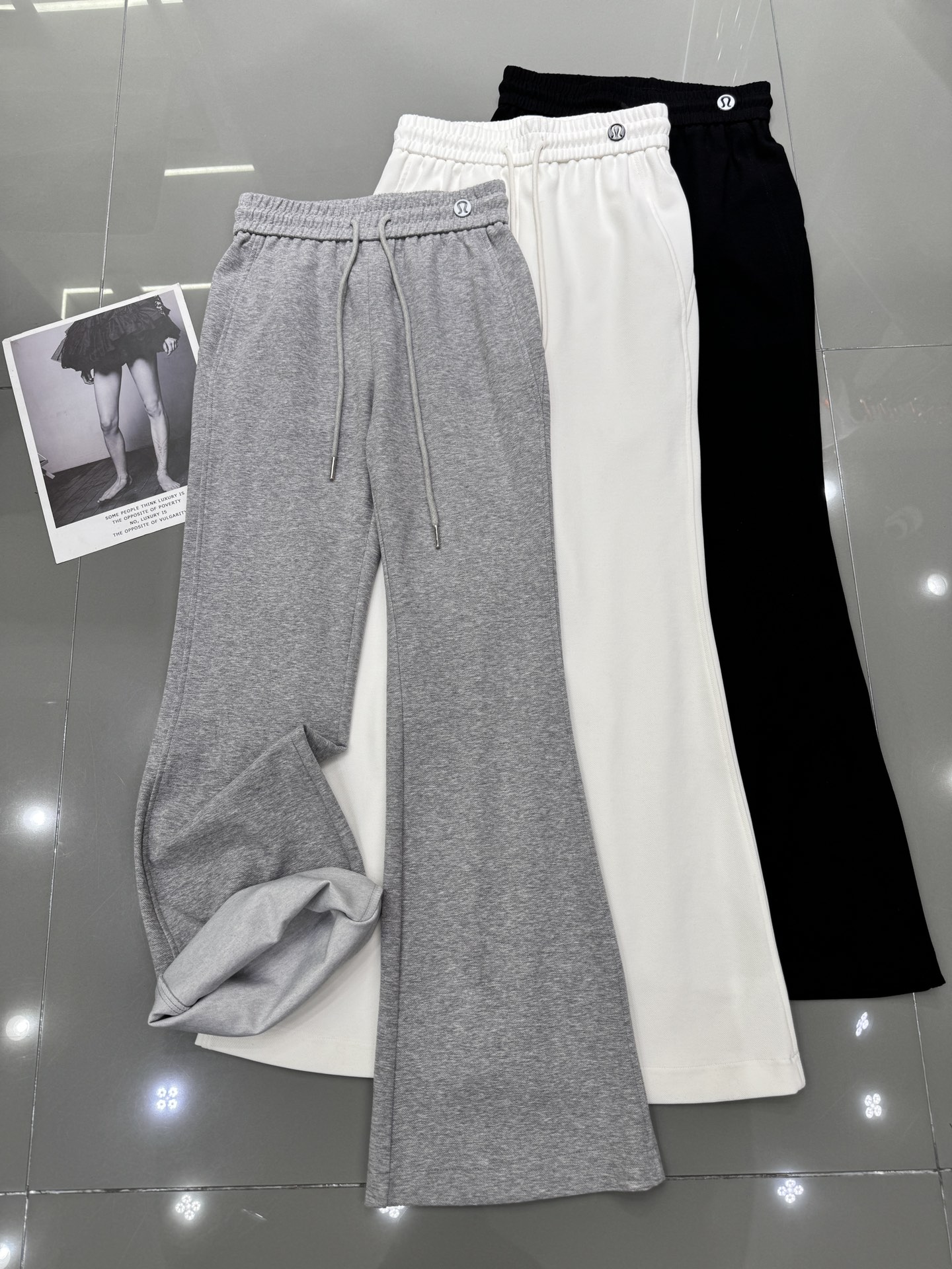 NO:295481,LuLu's hottest version continues the spring thin material version, slim and slightly bulging pants, elastic cotton material, inclusive, man-made, white, black and gray smlxl,,alexander wang19860909LuLu 爆款延续春季薄料版本来咯 显瘦微喇小神裤 弹力棉料 包容性强人手必备哦 白黑灰 smlxl,,alexander wang,Women's clothing