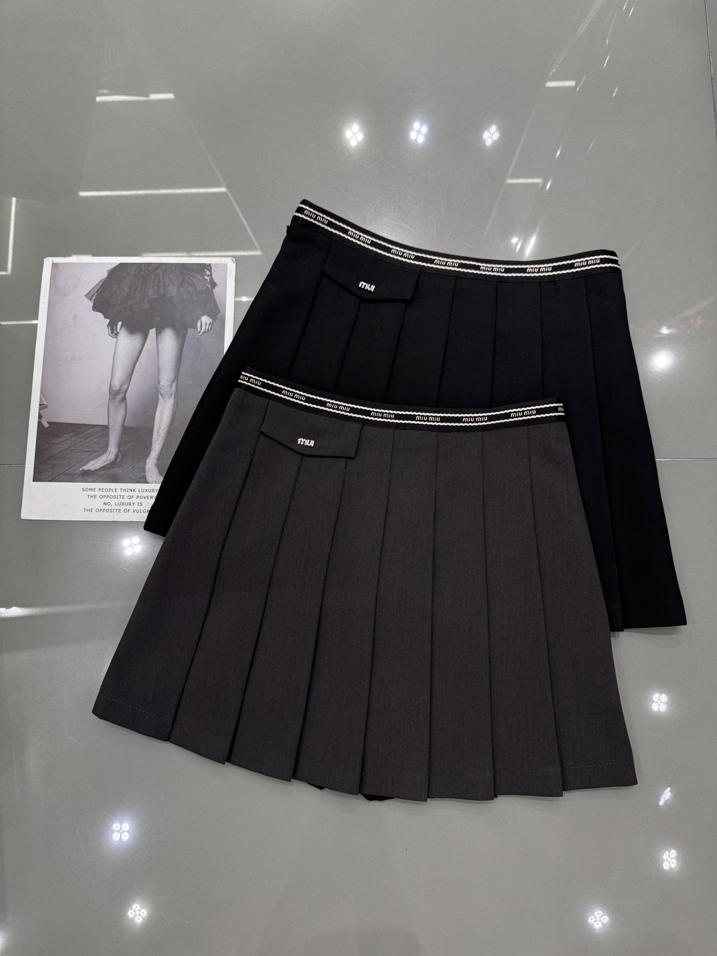 NO:314250,Miumiu new style letter waist pleated skirt, fake pocket design on top, suit fabric, college navy style, fashionable and versatile, two-color smlxl,,miumiu, skirts, business suit, alexander wang19860909miumiu 新款 字母腰百褶短裙 上摆假口袋设计 西装面料 学院海军风 时尚百搭 两色smlxl,,miumiu,skirts,business suit,alexander wang,Women's clothing