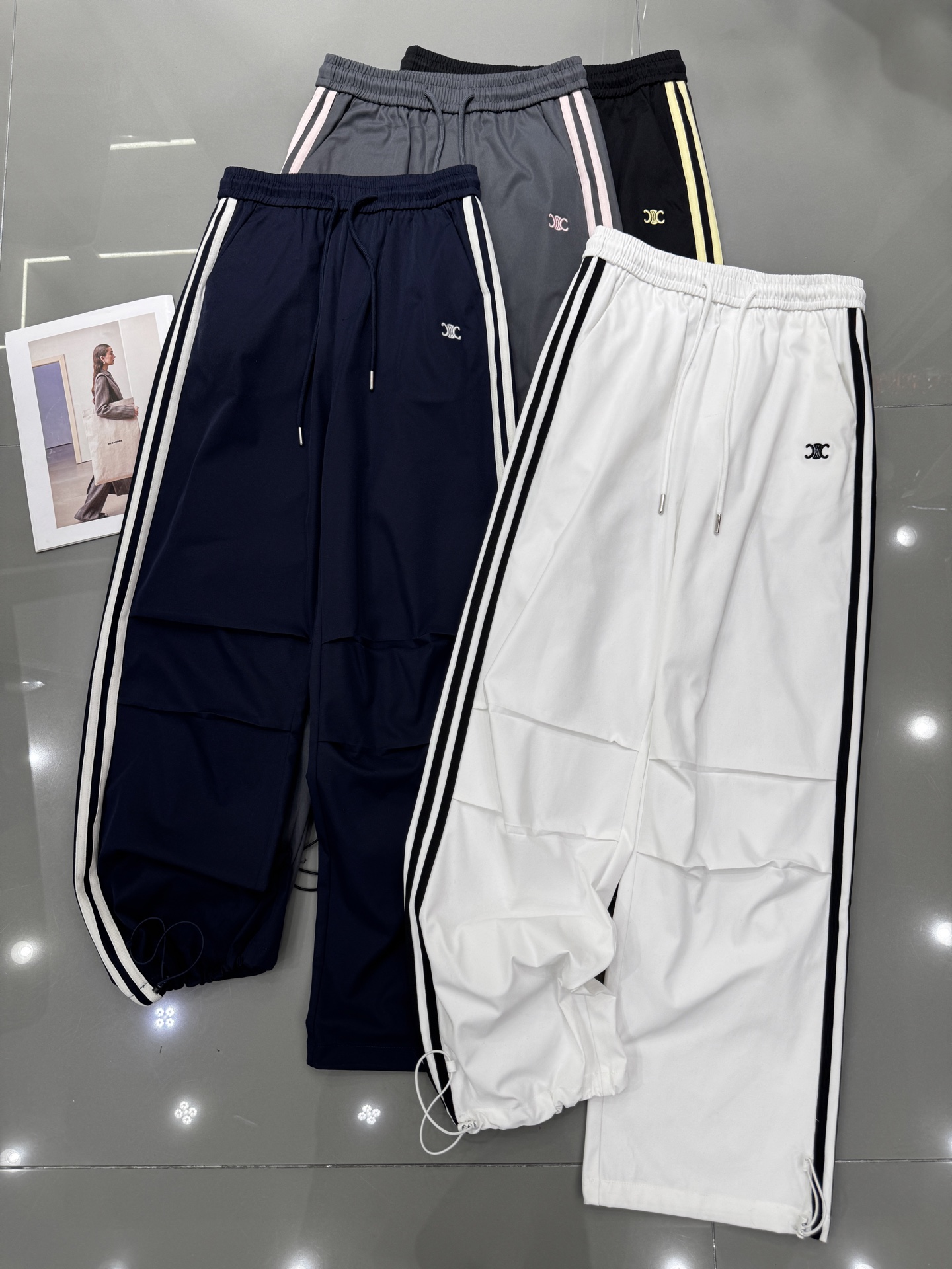 NO:314295,CE* newest style embroidered parallel bar casual pants. Each color striped pair is beautiful. Pants legs drawstrings with a little waterproof function. The fabric is comfortable and breathable. The upper body looks great. It is amazing with a windbreaker. Four-color smlxl,,alexander wang19860909CE*新款 刺绣双杠休闲裤 每个颜色条纹搭配都好好看 裤脚抽绳 带点防水功能 面料舒适透气 上身好看 搭配冲锋衣绝了 四色 smlxl,,alexander wang,Women's clothing