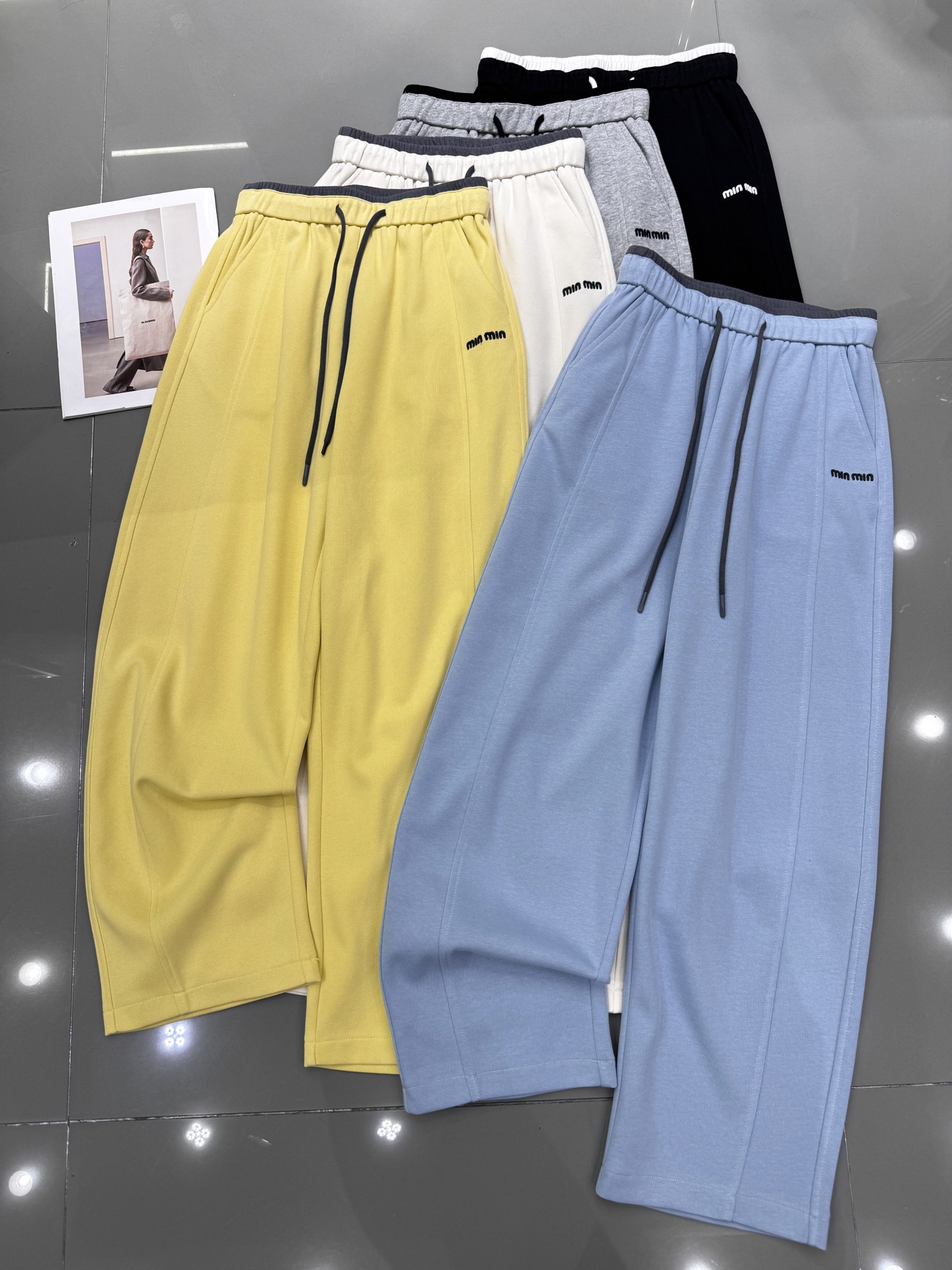 NO:314243,Miumiu New front left letter embroidered banana pants, waist splicing design, good-looking style, slimming on the upper body, essential colors for spring and summer, five-color smlx,,miumiu,alexander wang19860909miumiu 新款左前字母刺绣香蕉裤 腰头拼接设计 版型好看 上身显瘦 春夏必备颜色 五色 smlx,,miumiu,alexander wang,Women's clothing