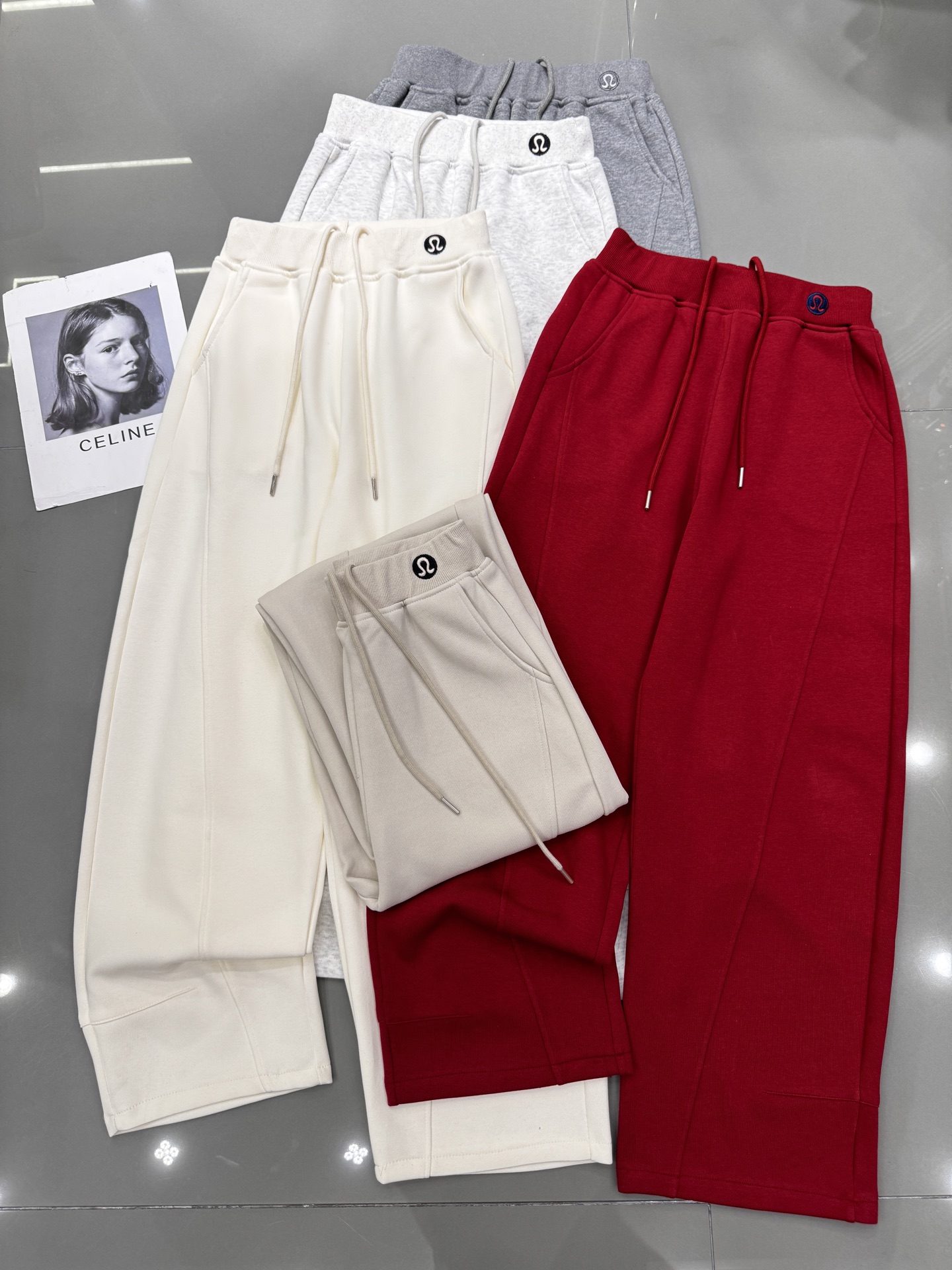 NO:314258,lulu new style left waist embroidered banana pants drawstring elastic wardrobe tailoring design makes visually slimmer Embroidery logo Simple and fashionable versatile five-color smlxl,,alexander wang19860909lulu 新款 左腰刺绣香蕉裤 抽绳弹力卫裤 剪裁设计使视觉上更显瘦 刺绣logo 简约时尚百搭款 五色 smlxl,,alexander wang,Women's clothing