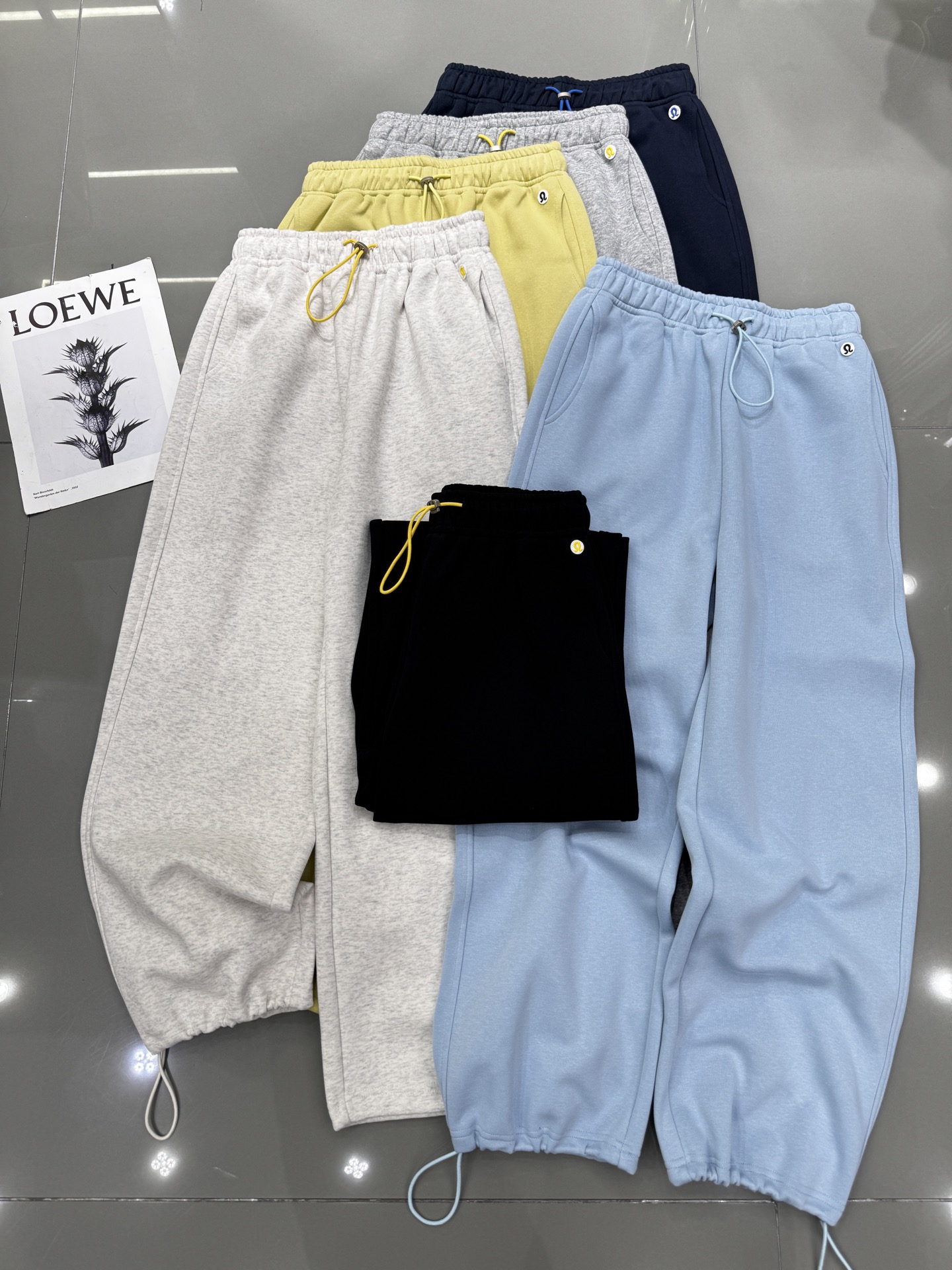 NO:314241,lulu new style drawstring elastic hoodies, edge lu logo, trouser legs drawstring, simple and atmospheric and fashionable, every color combination looks good, six-color sml,,alexander wang19860909lulu 新款 抽绳弹性卫裤 边边lu logo 裤脚抽绳 简约大气时尚 每个颜色搭配都好好看 六色 sml,,alexander wang,Women's clothing