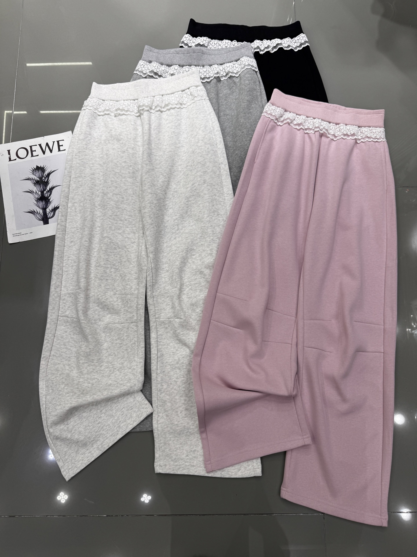 NO:314255,Miumiu new style double-layer lace wide-leg pants under the waist, slightly elastic waist, loose and slim and versatile, trendy and fashionable, four-color smlxl,,miumiu,alexander wang19860909miumiu 新款 腰下双层花边阔腿裤 微弹性腰头 宽松显瘦百搭 潮流时尚 四色 smlxl,,miumiu,alexander wang,Women's clothing