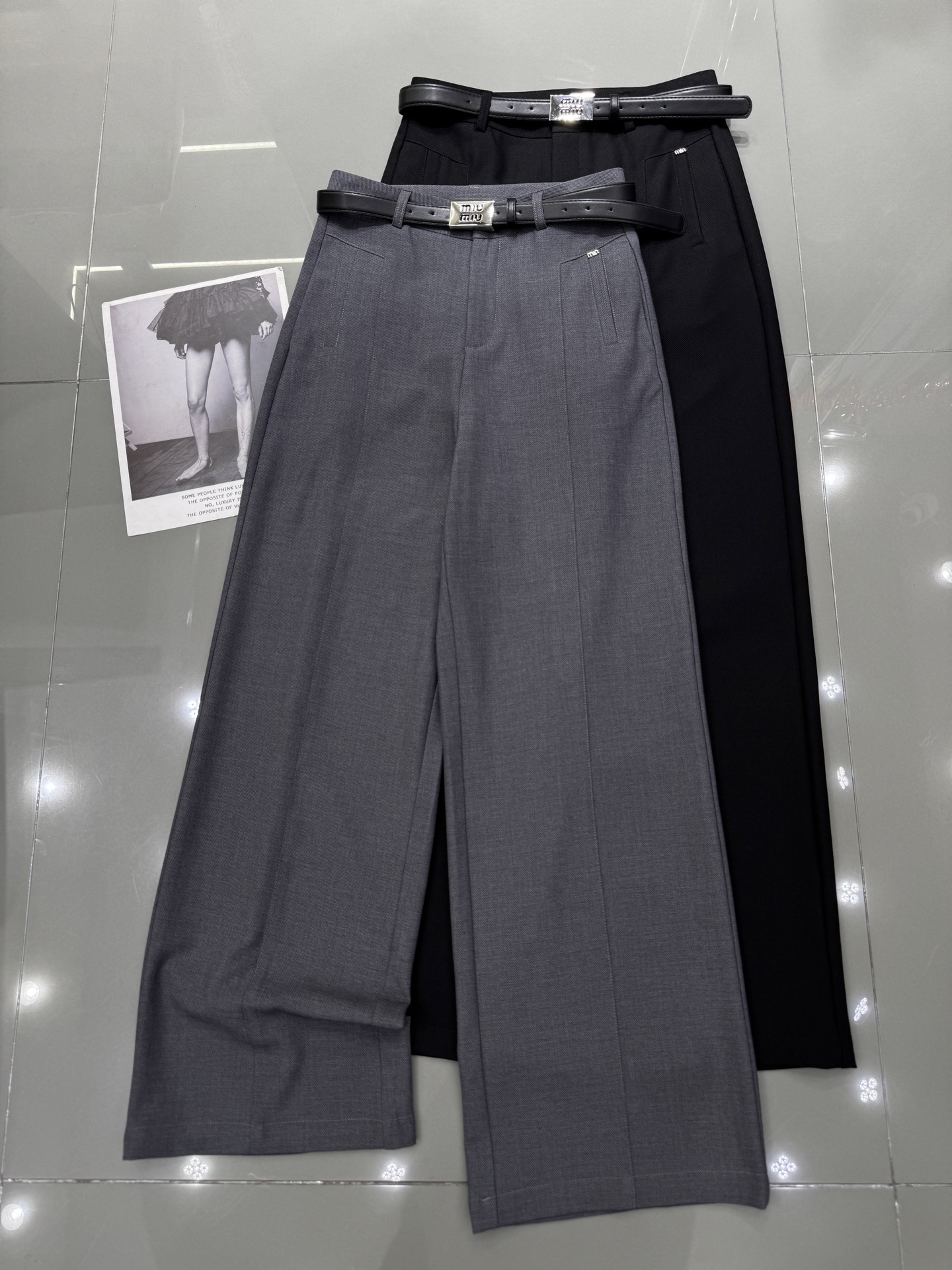NO:314239,Miumiu new style, square buckle, wide-leg pants, custom-made fabric, soft, comfortable and breathable, matching hair~ two colors smlxl,,miumiu, business suit, alexander wang19860909miumiu 新款 方块扣头皮带阔腿裤 西装定制面料 面料柔软舒适透气 配套发～ 两色 smlxl,,miumiu,business suit,alexander wang,Women's clothing