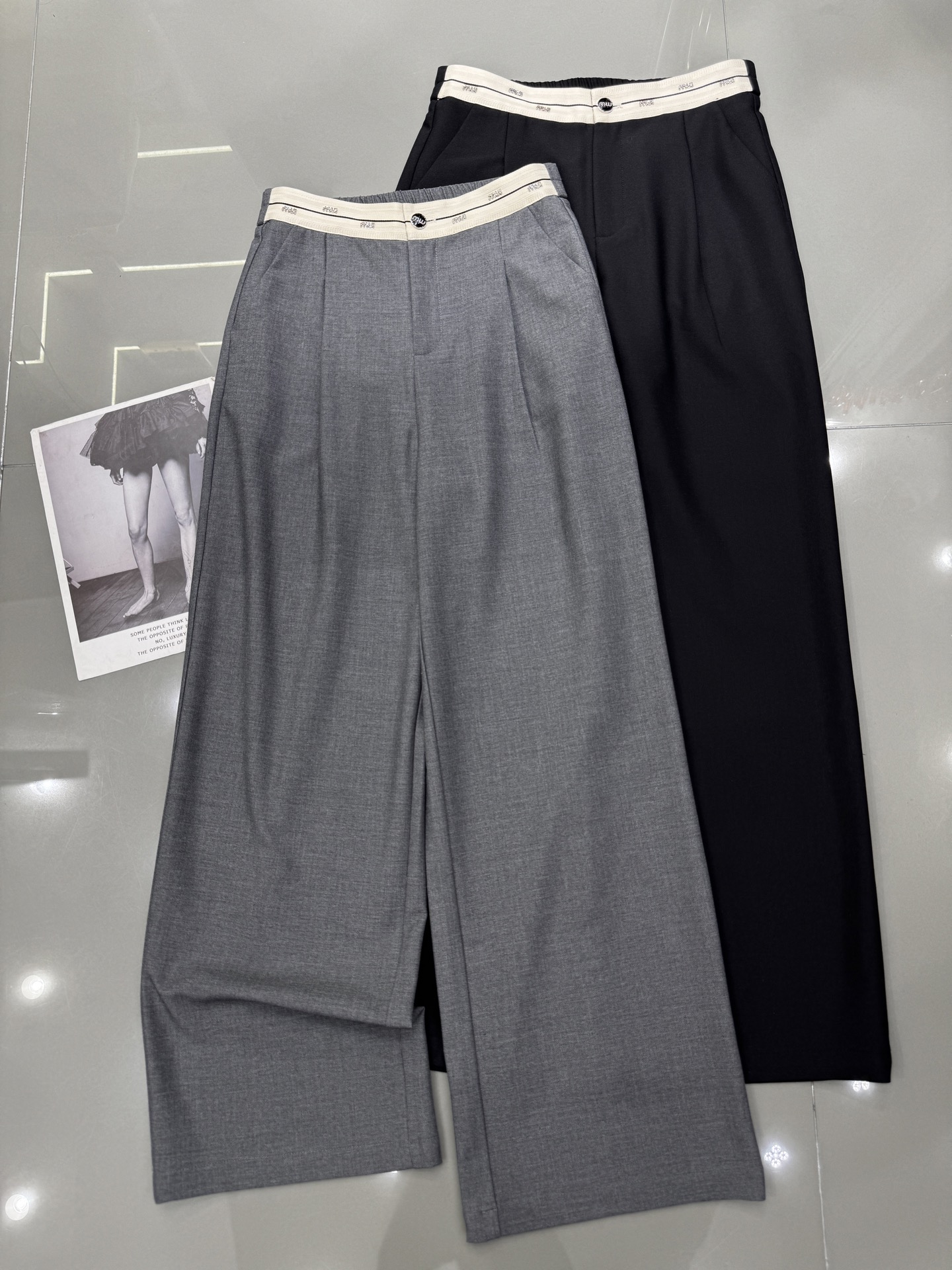 NO:314252,Miumiu New style diamond letter wide-leg pants with front waist, loose pleats, soft fabric, good drooping, good upper body, two colors smlx,,miumiu,alexander wang19860909miumiu 新款 前腰钻石字母阔腿裤 褶皱宽松显瘦 面料柔软 垂感好 上身好看 两色 smlx,,miumiu,alexander wang,Women's clothing