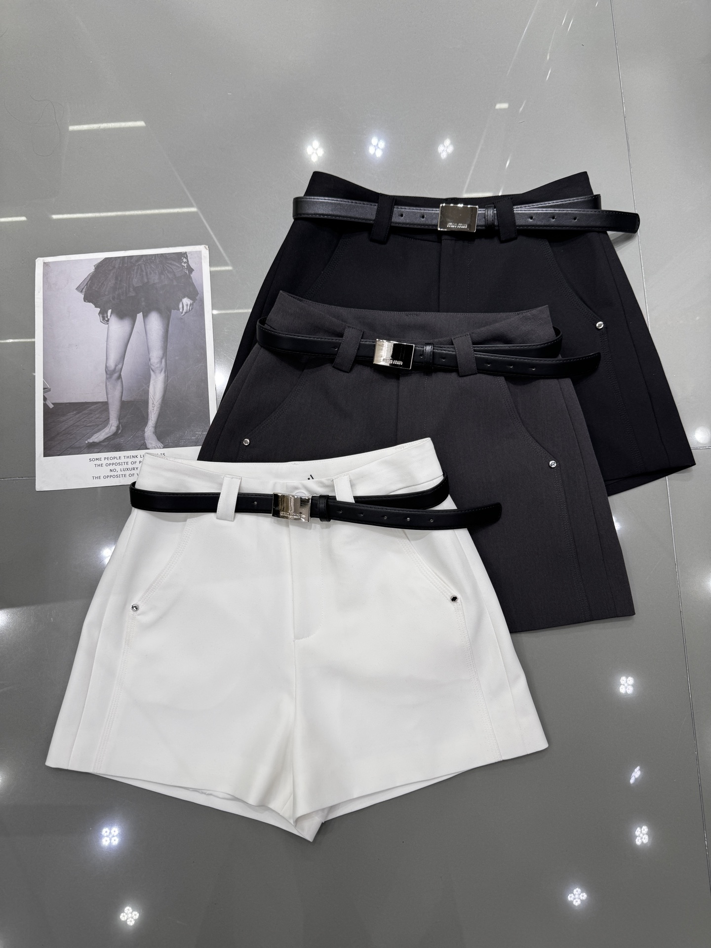 NO:314245,Miumiu New style Square metal belt shorts Suit fabric Comfortable and soft inside Three standards Complete casual and fashionable Three colors smlxl, Miumiu, shorts, business suit, alexander wang19860909miumiu 新款 方块金属皮带短裤 西装面料 内里舒适柔软 三标齐全 休闲时尚 三色 smlxl,,miumiu,shorts,business suit,alexander wang,Women's clothing