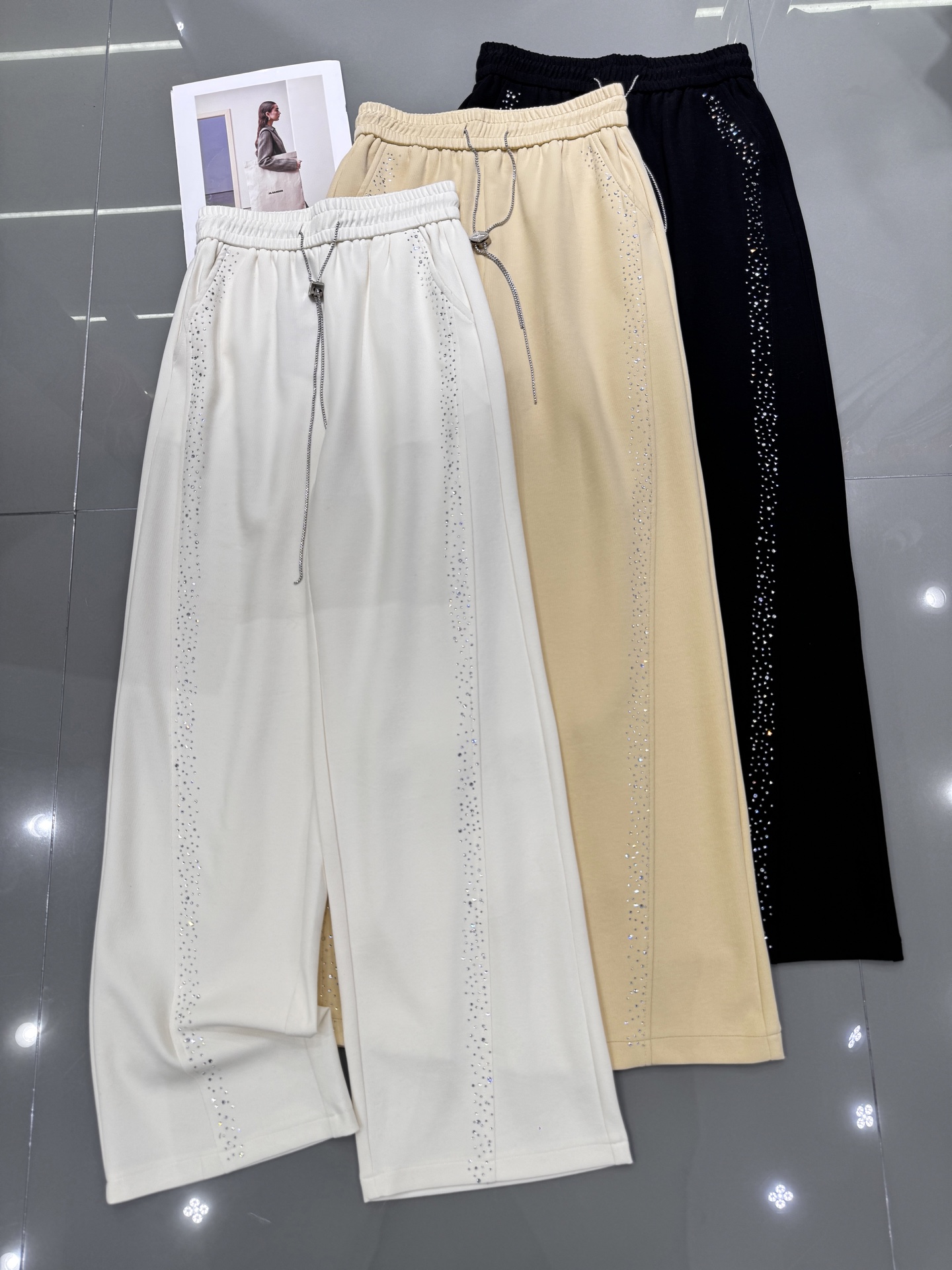 NO:314270,Miumiu new style, diamond chain wide-leg pants, floor trousers, Korean drawstring elastic waist, heavy industry diamond, versatile loose and slim three-color smlxl,,miumiu,alexander wang19860909miumiu 新款 烫钻链条阔腿裤 拖地长裤 韩版抽绳松紧腰 重工烫钻 百搭宽松显瘦 三色 smlxl,,miumiu,alexander wang,Women's clothing