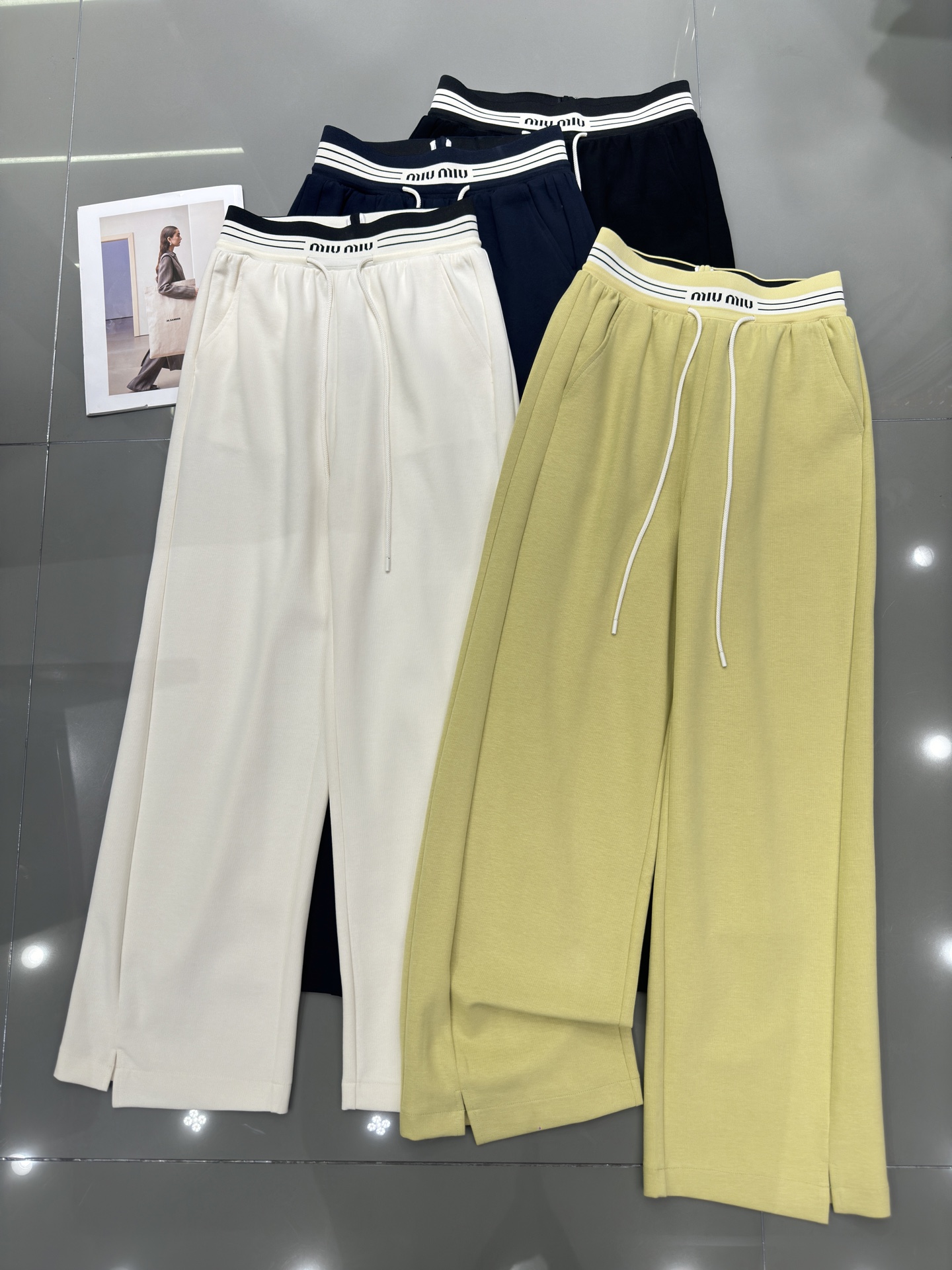 NO:314273,Miumiu new style striped rubber waist wide-leg pants spliced ​​contrasting color high-waisted sweatpants casual loose American sports style with a little slit Four-color smlxl,,miumiu,alexander wang19860909miumiu 新款 条纹橡胶腰阔腿裤 拼接撞色高腰卫裤 休闲宽松 美式运动风 带点小开叉 四色 smlxl,,miumiu,alexander wang,Women's clothing