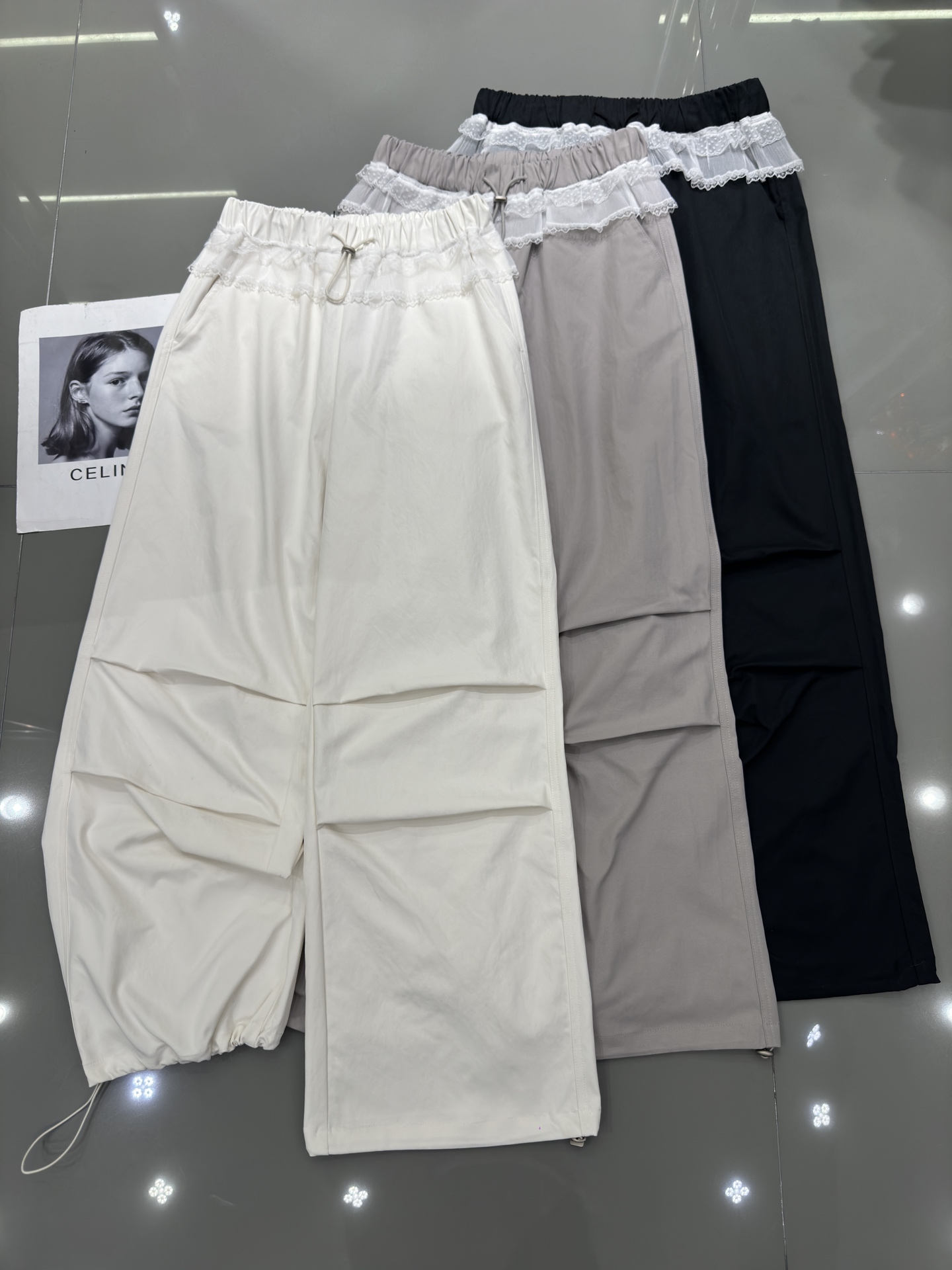 NO:314251,Miumiu New drawstring lace work pants, knee pleated design, comfortable fabric, good-looking upper body, loose and slim, sweet and cool casual style, three-color smlxl,,miumiu,alexander wang19860909miumiu 新款抽绳蕾丝边工装裤 膝盖褶皱设计 面料舒适 上身好看 宽松显瘦 甜酷休闲风 三色 smlxl,,miumiu,alexander wang,Women's clothing