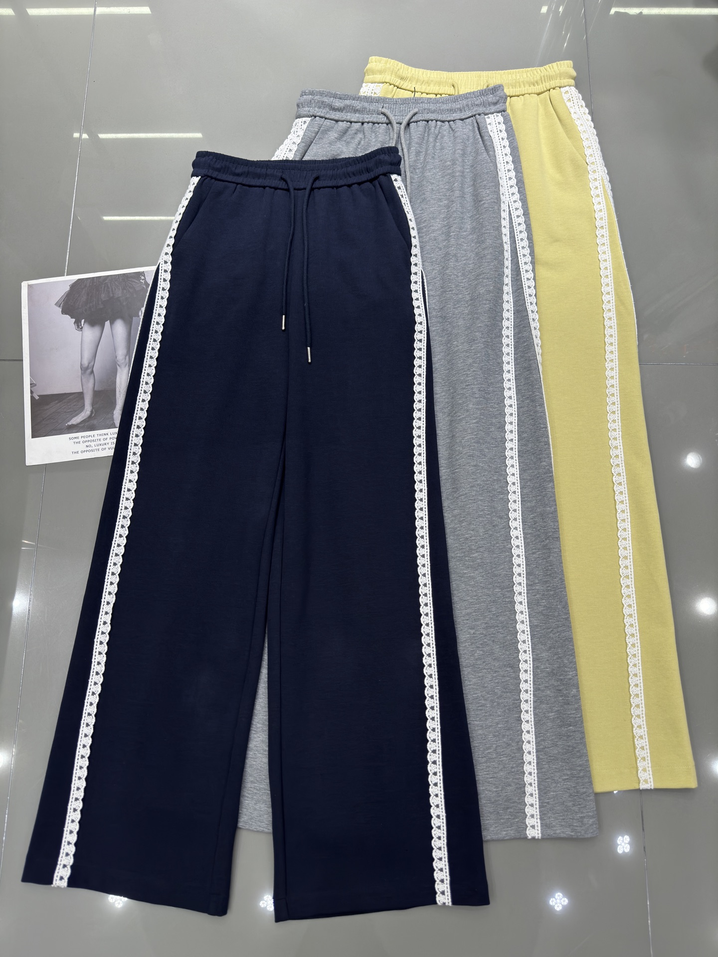NO:314260,Miumiu new style, side lace wide-leg pants, Korean lace splicing, high waist straight-leg casual sports pants, good-looking upper body, three-color smlxl,,miumiu,alexander wang19860909miumiu 新款 侧边花边阔腿裤 韩系蕾丝花边拼接 高腰直筒休闲运动裤 上身好看 三色 smlxl,,miumiu,alexander wang,Women's clothing